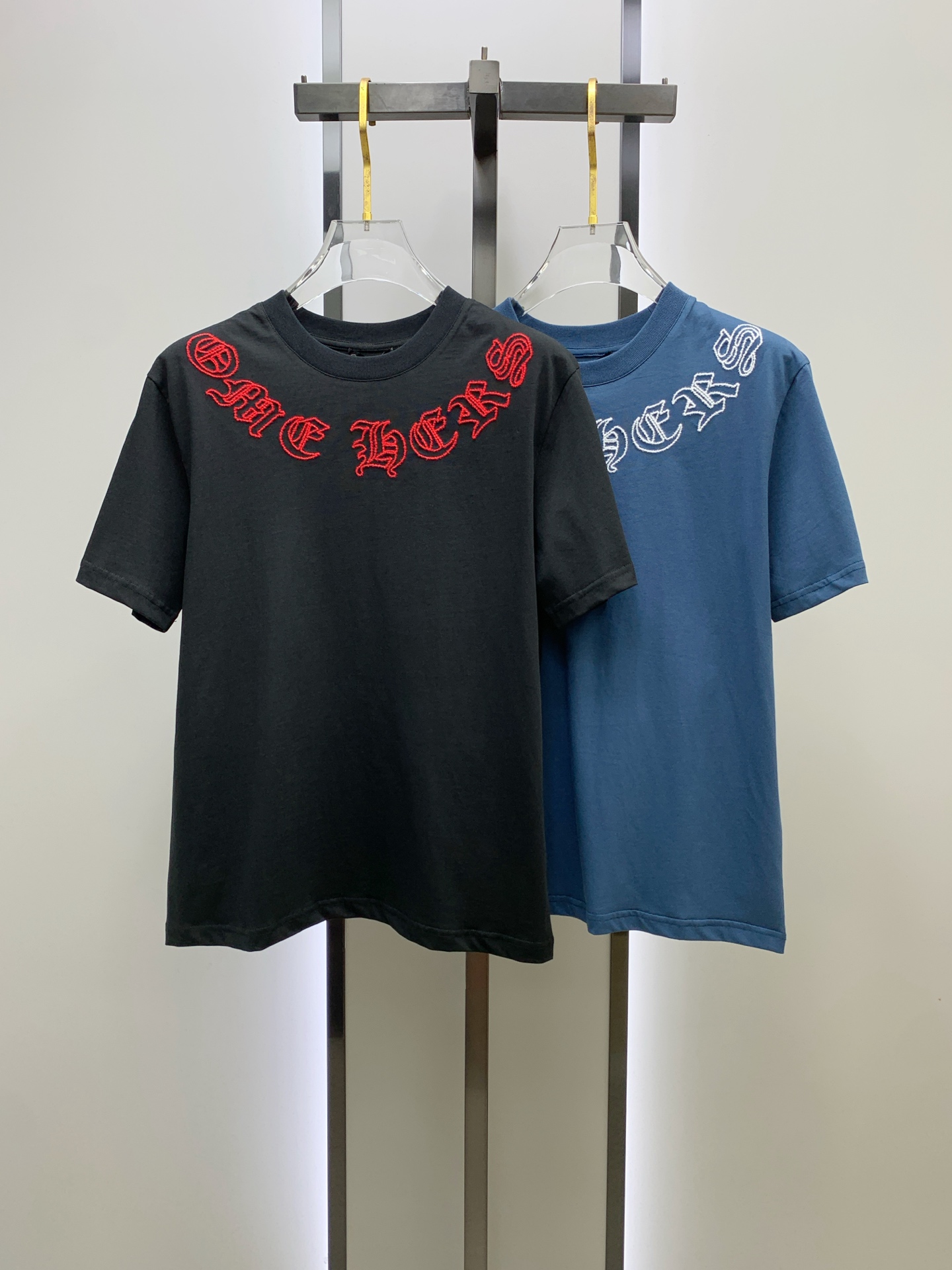 NO:462042,Croxin's new spring and summer 2025 short-sleeved T-shirt for men and women, the latest model is exclusively available on the entire network!  !  ~ It is classic and fashionable and versatile, who doesn’t like it? It will show the classic again. It is very pleasing to the eye and comes with a low luxury halo and recognition!  The traditional brand concept and modern advanced technology are perfectly combined. Coupled with the extremely modern and simple design, the exclusive logo pattern towel embroidery design!  Customized 100% imported pure cotton fabric!  The texture of this model is quite touching, the specifications and grades are known with tentacles. The degree of delicateness and breathability are top-notch!  Size M-3XL, chrome hearts, T-shirt,tees, t-shirt,alexander wang19860909克罗心2025春夏新款男女同款短袖T恤,最新款全网独家首上！！~既经典有时尚百搭,谁不爱啊,将经典再次展现,非常的耐看,自带低奢光环与辨识度！传统的品牌理念和现代化的先进技术进行了完美结合.加上极其现代摩登风范的简约设计,专属logo图案毛巾绣设计！定制百分百进口纯棉面料！此款的质感相当感人 触手便知规格档次 细腻程度与透气效果堪称顶级！尺码M-3XL,,chrome hearts,T-shirt,tees，t-shirt,alexander wang,Men's clothing