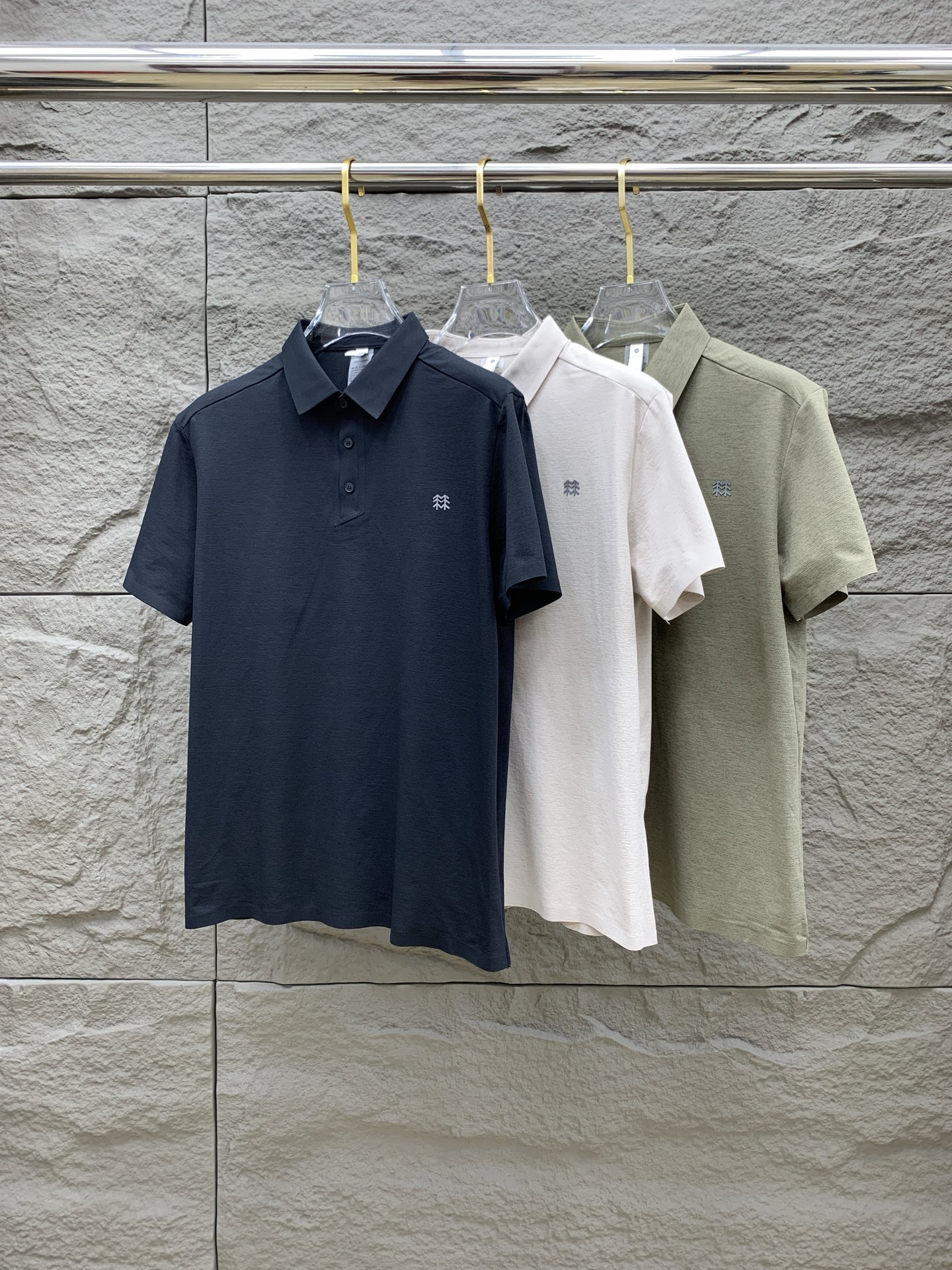 NO:464965,Ss clone pure cotton latest fabric classic logo pattern logo fashionable simple trendy short sleeves, top quality counter original single short sleeves, top production craft imported fabrics, unique design of counter style, using imported high-end customized fabrics. The official website is on sale!  Excellent fabric fitting..M-4XL, T-shirt,alexander wang19860909ss克隆纯棉最新面料经典标识图案logo时尚简约潮流短袖,最顶级的品质专柜原单短袖,顶级制作工艺进口面料,专柜款独特设计,采用进口高端订制面料.官网在售！面料版型超赞 码数..M-4XL,,T-shirt,alexander wang,Men's clothing