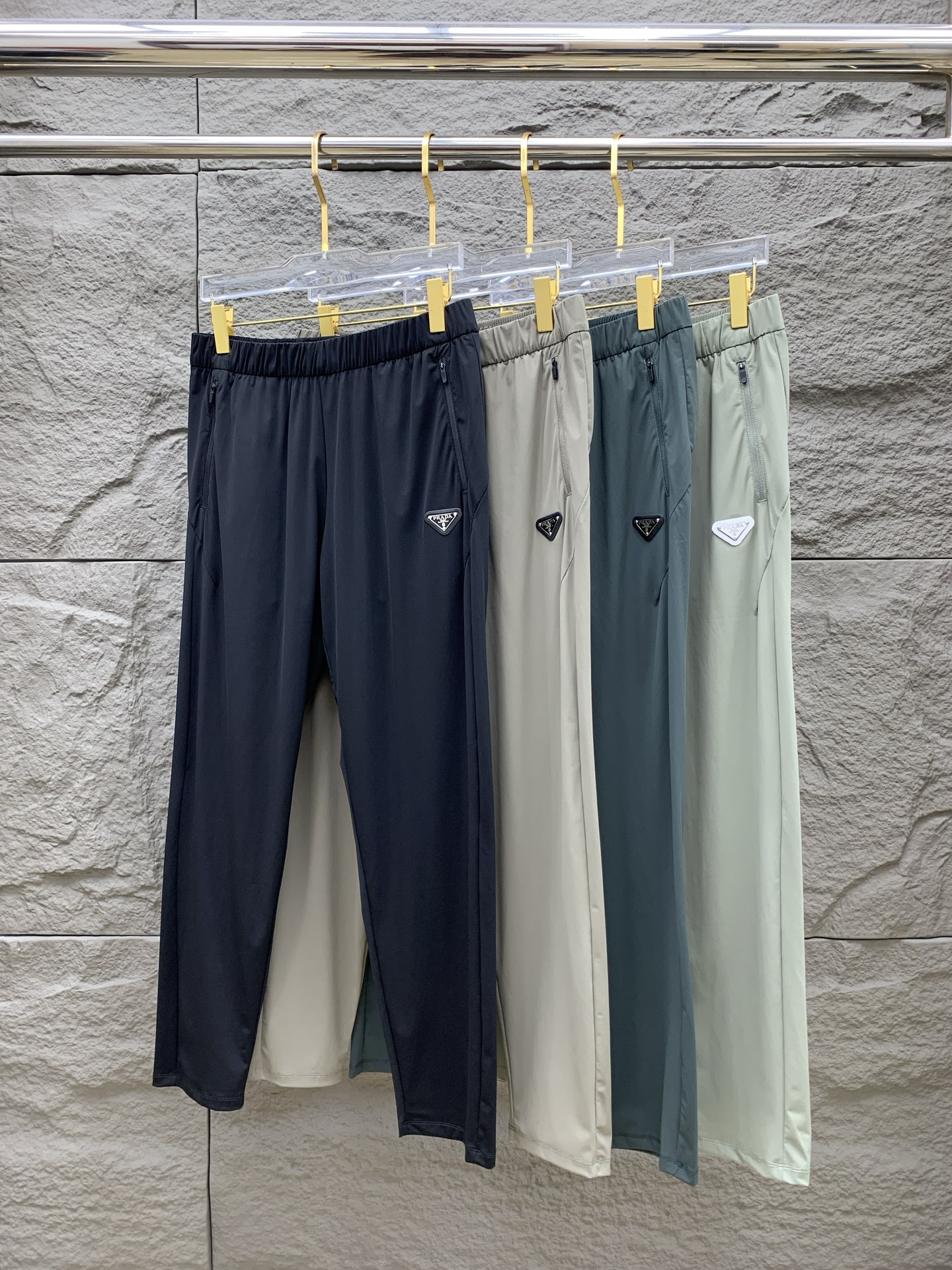 NO:464979,Prada Spring and Summer 25ss casual pants gold dial appears again, the original customized high-quality fashionable casual pants. Super versatile style. Exclusive custom fabric, quite wide and stylish, close and comfortable. The latest hardware and accessories of the original custom counter. Super beautiful style, the upper body makes the legs look slender, the inner and the line is impeccable. You can attend any occasion. Once again, the fabric is very, very classy! Code number M-4XL, prada,alexander wang19860909普拉达春夏25ss休闲裤金典再次出现,原单订制高品质时尚休闲裤.超级百搭款.独家定制面料,挺阔有型,贴身舒适.原版定制专柜最新五金辅料.超靓版型、上身显腿修长,內里,走线都无可挑剔,任何场合都可出席,再次强调面料非常非常显档次！码数 M-4XL,,prada,alexander wang,Men's clothing