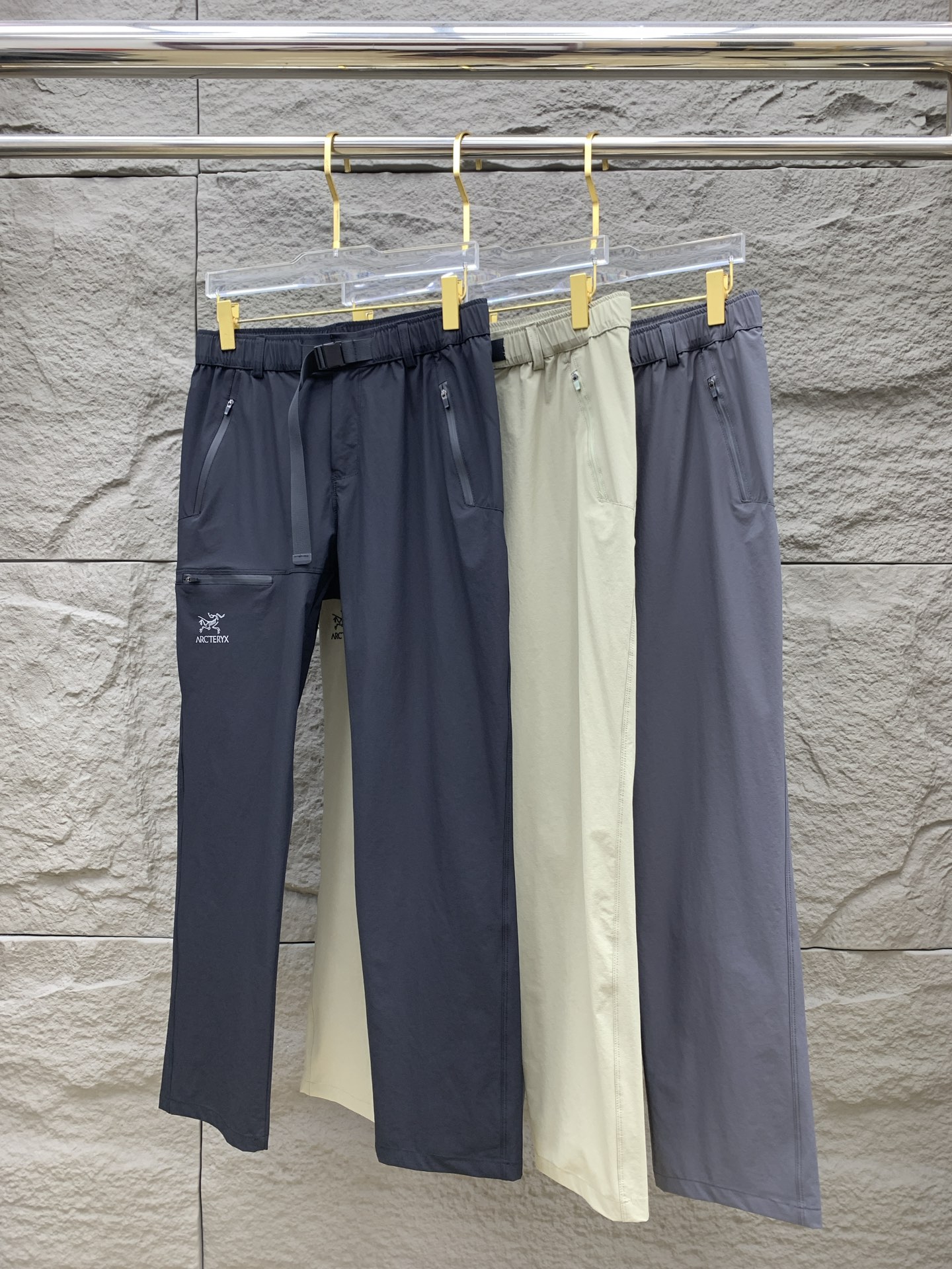 NO:464986,Archaeoptera bird spring and summer 25ss casual pants gold dial appears again, the original customized high-quality fashionable casual pants are super versatile. Exclusive custom fabric, quite wide and stylish, close and comfortable. The latest hardware and accessories of the original custom counter. Super beautiful style, the upper body makes the legs look slender, the inner and the line is impeccable. You can attend any occasion. Once again, the fabric is very, very classy! Code number M-4XL,arc'teryx,alexander wang19860909始祖鸟春夏25ss休闲裤金典再次出现,原单订制高品质时尚休闲裤.超级百搭款.独家定制面料,挺阔有型,贴身舒适.原版定制专柜最新五金辅料.超靓版型、上身显腿修长,內里,走线都无可挑剔,任何场合都可出席,再次强调面料非常非常显档次！码数 M-4XL,arc'teryx,alexander wang,Men's clothing