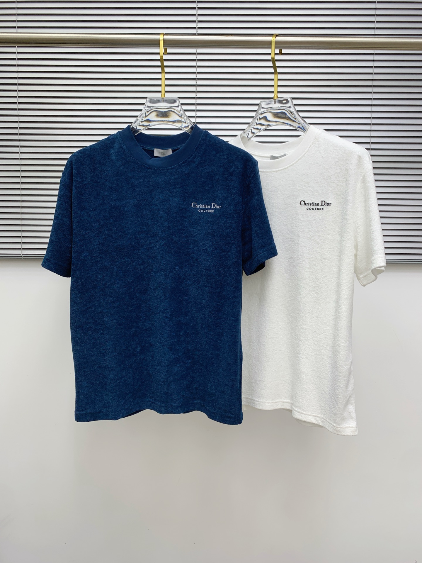 NO:479465,Dior's new spring and summer short-sleeved T-shirt for men and women, the latest model is exclusively available on the entire network!  !  ~ It is classic and fashionable and versatile, who doesn’t like it? It will show the classic again. It is very pleasing to the eye and comes with a low luxury halo and recognition!  The traditional brand concept and modern advanced technology are perfectly combined. Coupled with the extremely modern and simple design, the exclusive logo pattern towel embroidery design!  Customized 100% imported pure cotton fabric!  The texture of this model is quite touching, the specifications and grades are known with tentacles. The degree of delicateness and breathability are top-notch!  Size M-3XL, Dior, T-shirt,tees, t-shirt,alexander wang19860909迪奥春夏新款男女同款短袖T恤,最新款全网独家首上！！~既经典有时尚百搭,谁不爱啊,将经典再次展现,非常的耐看,自带低奢光环与辨识度！传统的品牌理念和现代化的先进技术进行了完美结合.加上极其现代摩登风范的简约设计,专属logo图案毛巾绣设计！定制百分百进口纯棉面料！此款的质感相当感人 触手便知规格档次 细腻程度与透气效果堪称顶级！尺码M-3XL,,dior,T-shirt,tees，t-shirt,alexander wang,Men's clothing