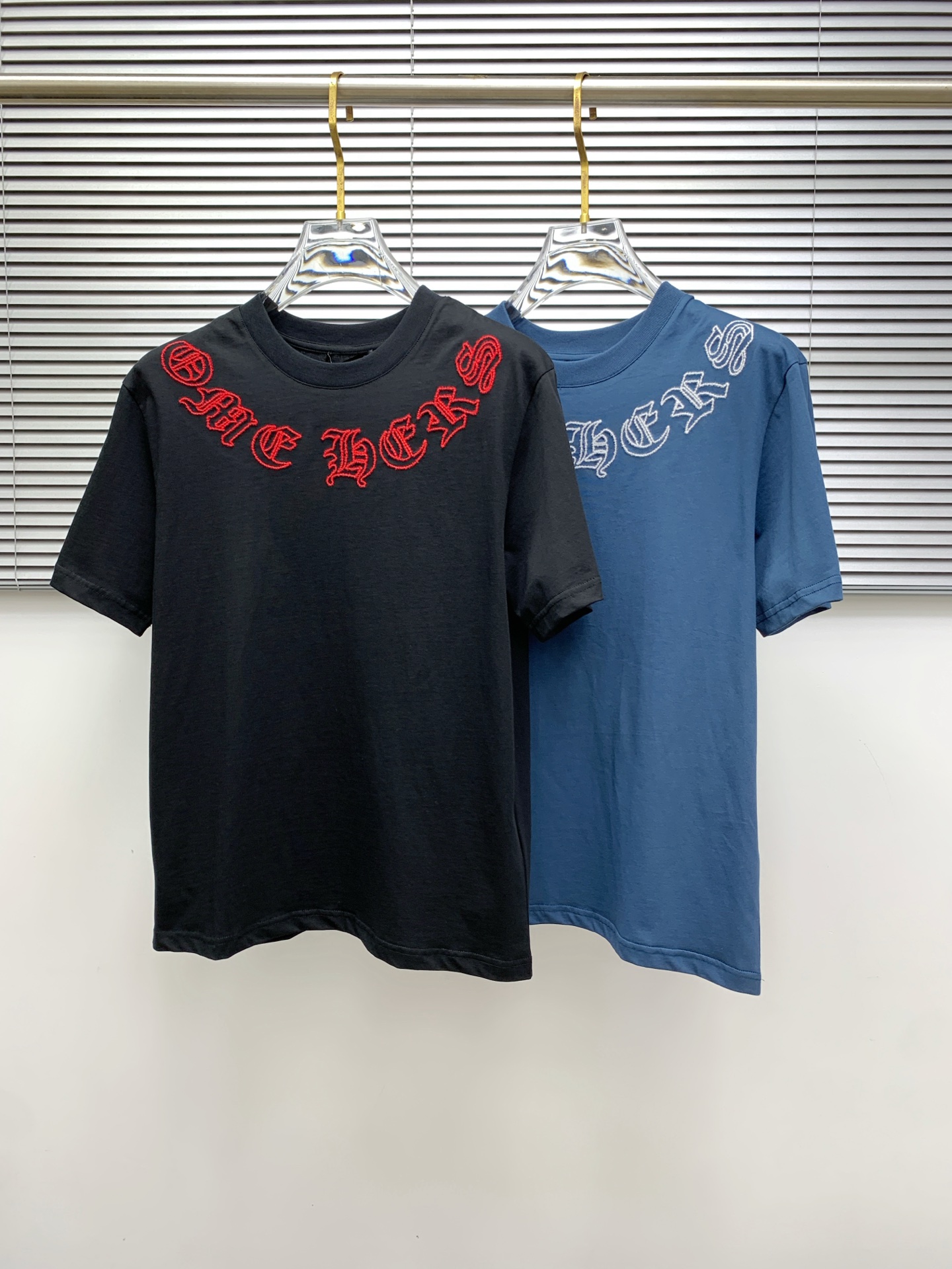 NO:479470,Croxin Spring and Summer New Short-sleeved T-shirt for men and women, the latest model is exclusively available on the entire network!  !  ~ It is classic and fashionable and versatile, who doesn’t like it? It will show the classic again. It is very pleasing to the eye and comes with a low luxury halo and recognition!  The traditional brand concept and modern advanced technology are perfectly combined. Coupled with the extremely modern and simple design, the exclusive logo pattern towel embroidery design!  Customized 100% imported pure cotton fabric!  The texture of this model is quite touching, the specifications and grades are known with tentacles. The degree of delicateness and breathability are top-notch!  Size M-3XL, chrome hearts, T-shirt,tees, t-shirt,alexander wang19860909克罗心春夏新款男女同款短袖T恤,最新款全网独家首上！！~既经典有时尚百搭,谁不爱啊,将经典再次展现,非常的耐看,自带低奢光环与辨识度！传统的品牌理念和现代化的先进技术进行了完美结合.加上极其现代摩登风范的简约设计,专属logo图案毛巾绣设计！定制百分百进口纯棉面料！此款的质感相当感人 触手便知规格档次 细腻程度与透气效果堪称顶级！尺码M-3XL,,chrome hearts,T-shirt,tees，t-shirt,alexander wang,Men's clothing