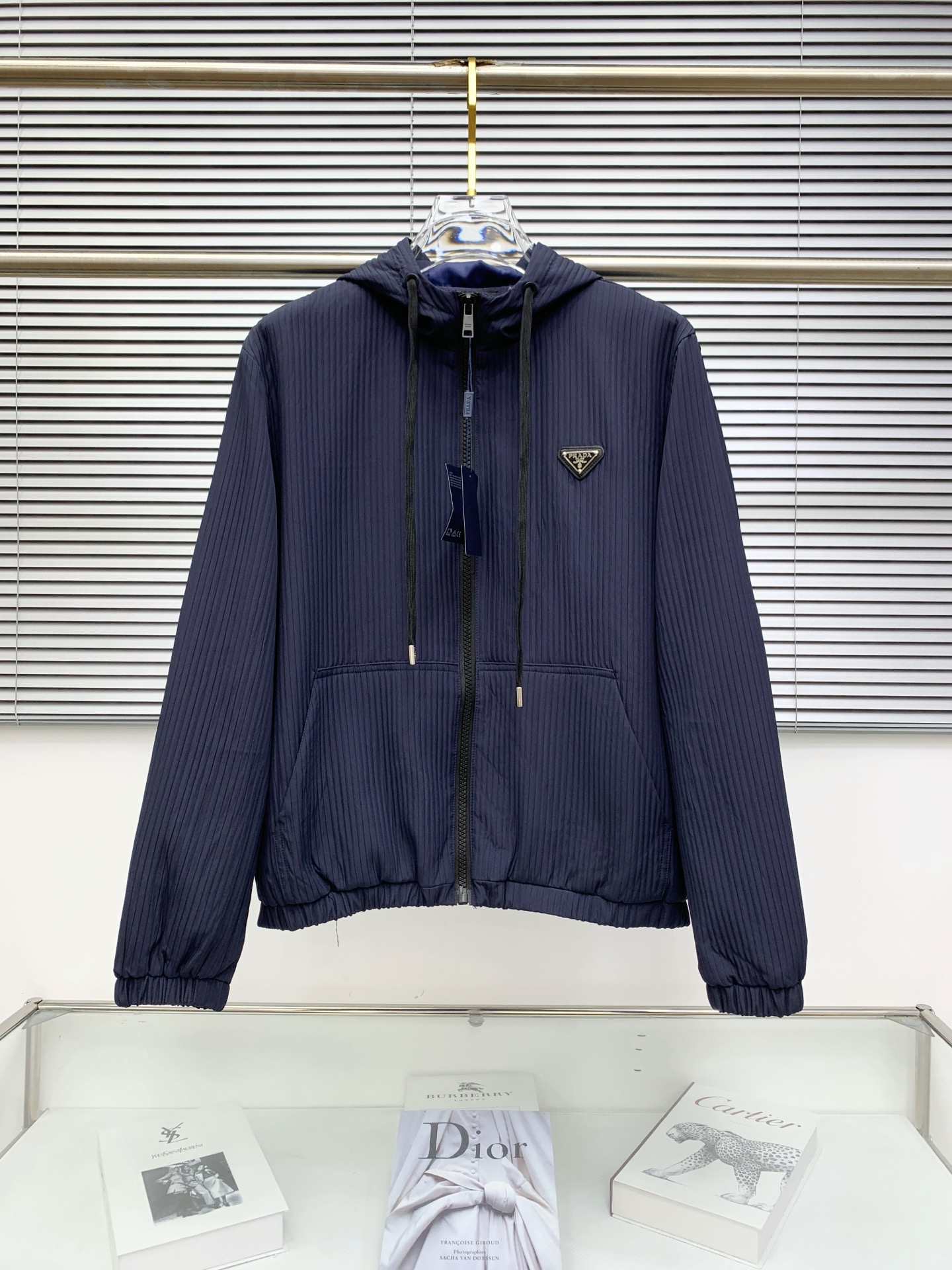 NO:488605,Prada Prad* 2025 autumn and winter jacket Top blue full-frame presbyterian printed zipper metal original jacket, exquisite craftsmanship counter fabric, top-level elements fusion, classic jacket 3 standards, trendy men's fashion, both in comfort and incomparable existence. Code number M-3XL,,prada,prada, jackets & coats,jackets & coats,alexander wang19860909普拉达Prad* 2025秋冬外套 顶级蓝色满幅老花印花拉链金属原版打造夹克外套,精致工艺专柜面料,顶级元素融合打造,经典外套3标齐全,潮男时尚,无论是上身舒适度还是都是无可比拟的存在 码数M-3XL,,prada,prada,jackets & coats,jackets & coats,alexander wang,Men's clothing