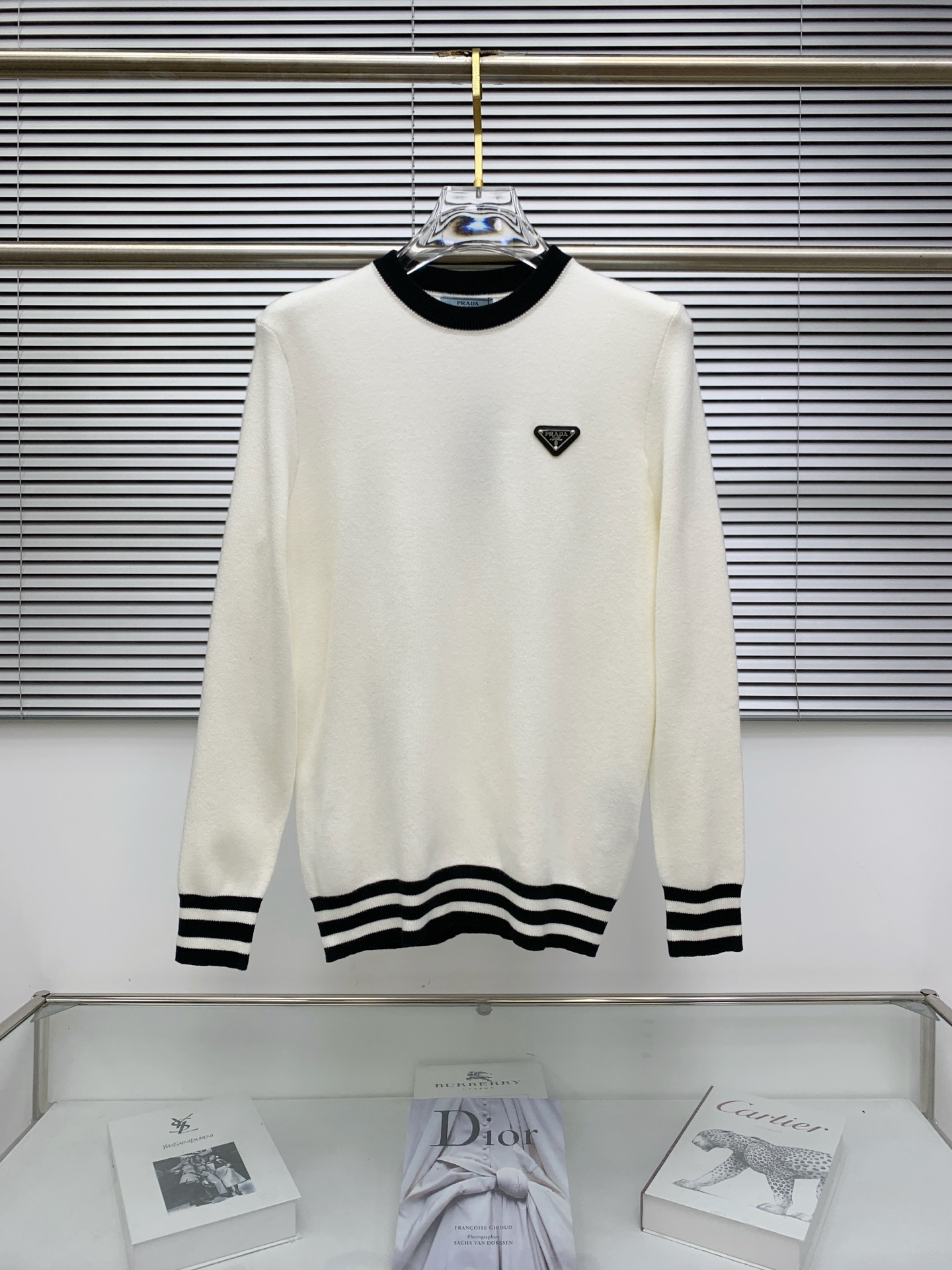 NO:488586,Prad* fitting M-XXXL 25 autumn and winter metal triangles all over classic wool sweater, exquisite craftsmanship counter fabric, striped contrasting colors top elements fusion, 3 standards, trendy men's fashion, whether it is the comfort of the upper body or the incomparable existence, prada, alexander wang19860909Prad*合身版型M-XXXL 25款秋冬金属三角遍经典羊毛衫,精致工艺专柜面料,条纹撞色顶级元素融合打造,3标齐全,潮男时尚,无论是上身舒适度还是都是无可比拟的存在,,prada,alexander wang,Men's clothing