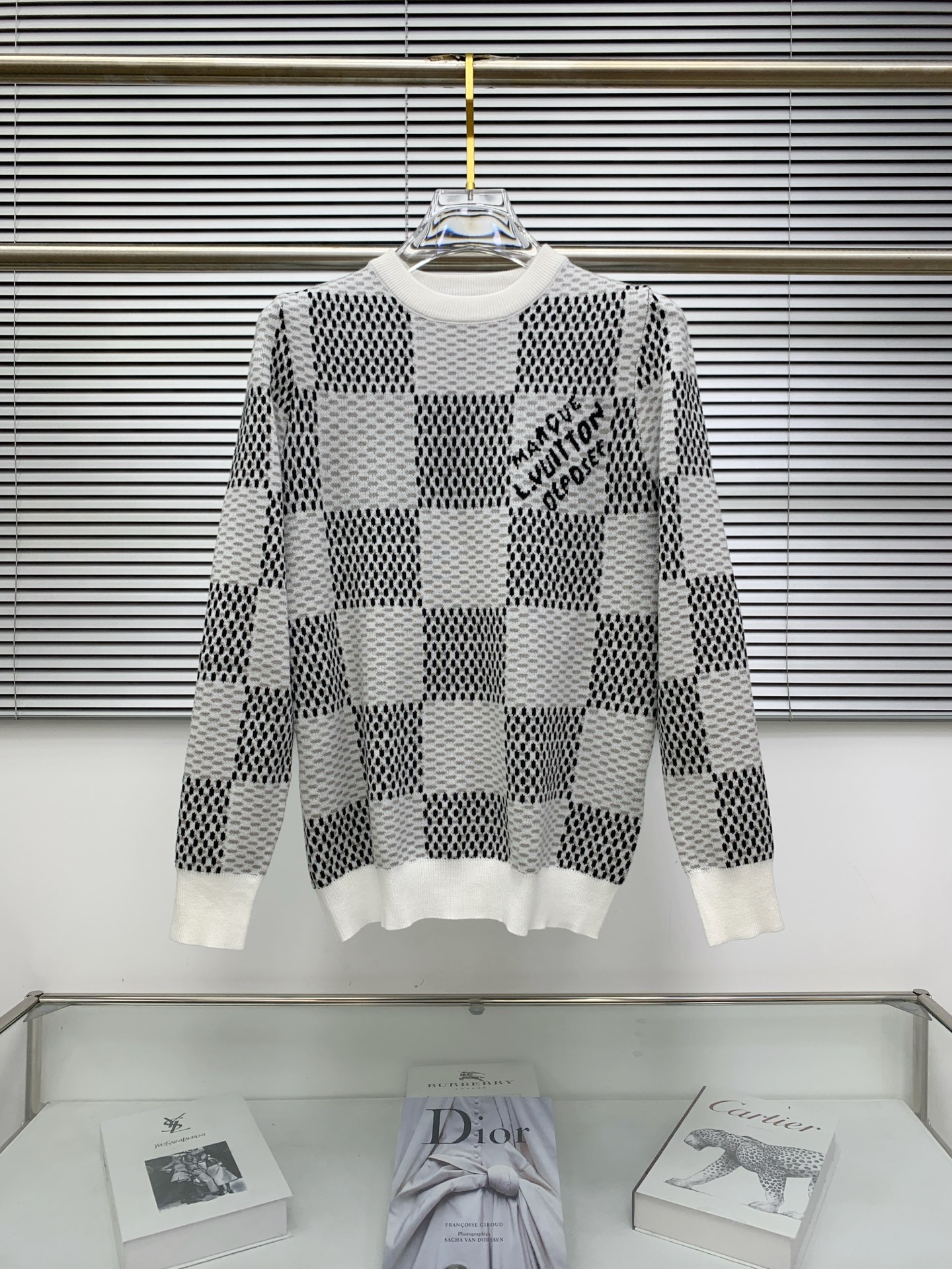 NO:488606,L brand* fitting M-XXXL 2025 autumn and winter new chessboard letter jacquard sweater, exquisite craftsmanship counter fabric, top-level elements fusion, classic short-sleeved 3-mark complete, trendy men's fashion, whether it is the comfort of the upper body or the incomparable existence, T-shirt, alexander wang19860909L牌*合身版型M-XXXL 2025秋冬新款棋盘格字母提花羊毛衫,精致工艺专柜面料,顶级元素融合打造,经典短袖3标齐全,潮男时尚,无论是上身舒适度还是都是无可比拟的存在,,T-shirt,alexander wang,Men's clothing