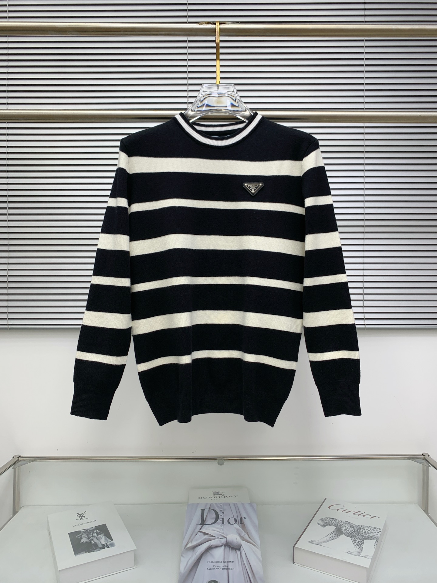 NO:488633,Prad* fitting M-XXXL 25 autumn and winter metal triangles all over classic wool sweater, exquisite craftsmanship counter fabric, striped contrasting colors top elements fusion, 3 standards, trendy men's fashion, whether it is the comfort of the upper body or the incomparable existence, prada, alexander wang19860909Prad*合身版型M-XXXL 25款秋冬金属三角遍经典羊毛衫,精致工艺专柜面料,条纹撞色顶级元素融合打造,3标齐全,潮男时尚,无论是上身舒适度还是都是无可比拟的存在,,prada,alexander wang,Men's clothing