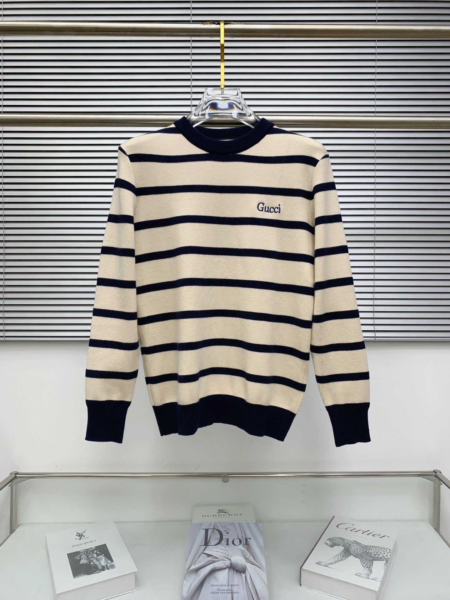 NO:488613,GUCC* fit style M-XXXL 2025 autumn and winter new classic black and white striped letter embroidered wool round neck long sleeves, exquisite craftsmanship counter fabric, top-level elements fusion, classic short sleeve 3 standards complete, trendy men's fashion, whether it is the comfort of the upper body or the incomparable existence, gucci, T-shirt, alexander wang19860909GUCC*合身版型M-XXXL 2025秋冬新款经典黑白条纹字母刺绣羊毛圆领长袖,精致工艺专柜面料,顶级元素融合打造,经典短袖3标齐全,潮男时尚,无论是上身舒适度还是都是无可比拟的存在,,gucci,T-shirt,alexander wang,Men's clothing