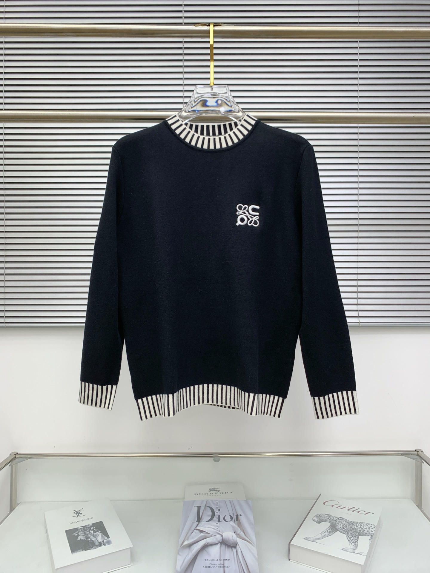 NO:488600,LOEW* fitting style M-XXXL 2025 autumn and winter classic neckline color-blocking cardigan, round neck embroidered exquisite craftsmanship counter fabric, top-level elements fusion, classic short-sleeved 3-standard, trendy men's fashion, whether it is the comfort of the upper body or the incomparable existence, loewe, T-shirt, alexander wang19860909LOEW*合身版型M-XXXL 2025秋冬经典款领口拼色羊毛衫,圆领绣花精致工艺专柜面料,顶级元素融合打造,经典短袖3标齐全,潮男时尚,无论是上身舒适度还是都是无可比拟的存在,,loewe,T-shirt,alexander wang,Men's clothing