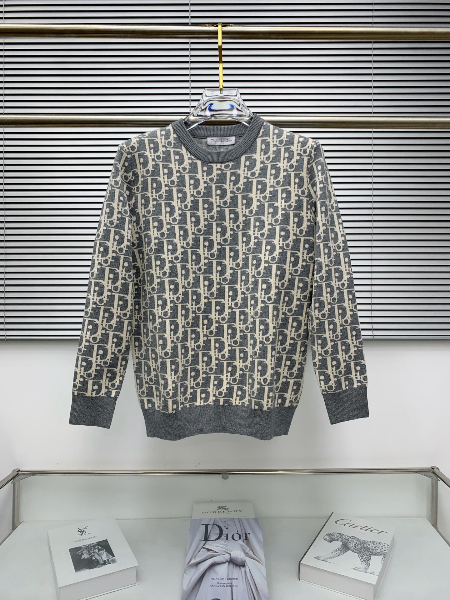 NO:529716,Autumn and winter round neck sweaters, cardigans, sweaters, the latest styles! High-quality Italian imported fabrics, international standard density sweaters, versatile sweaters, durable and not easy to deform, excellent style, and can easily hold all styles. Selected wool and cashmere blend fabrics are made of jacquard worsted patterns and create a delicate design sense. The design makes the upper body more elegant and perfectly conforms to the fashion concept of the latest series styles. Just buy it for extremely soft cashmere-containing fabrics! The classic fashionable jacquard that is sought after every year has become popular all over the world. Size: M L XL XXL XXXL,,sweaters,alexander wang19860909秋冬圆领针织衫,羊毛衫,毛衣,最新款!高品质意大利进口面料,国际标准密度针织衫,百搭毛衣,耐穿不易变形,版型极好,各种风格都能轻松hold住,精选羊毛和羊绒混纺面料制成,呈现提花精纺图案,缔造精致设计感.设计让上身更具有气质,完美的符合最新系列风格的时尚理念,就冲着极度柔软的含羊绒面料也要入手!年年被追捧的经典时尚提花已经风靡全球. 码数: M L XL XXL XXXL,,sweaters,alexander wang,Men's clothing