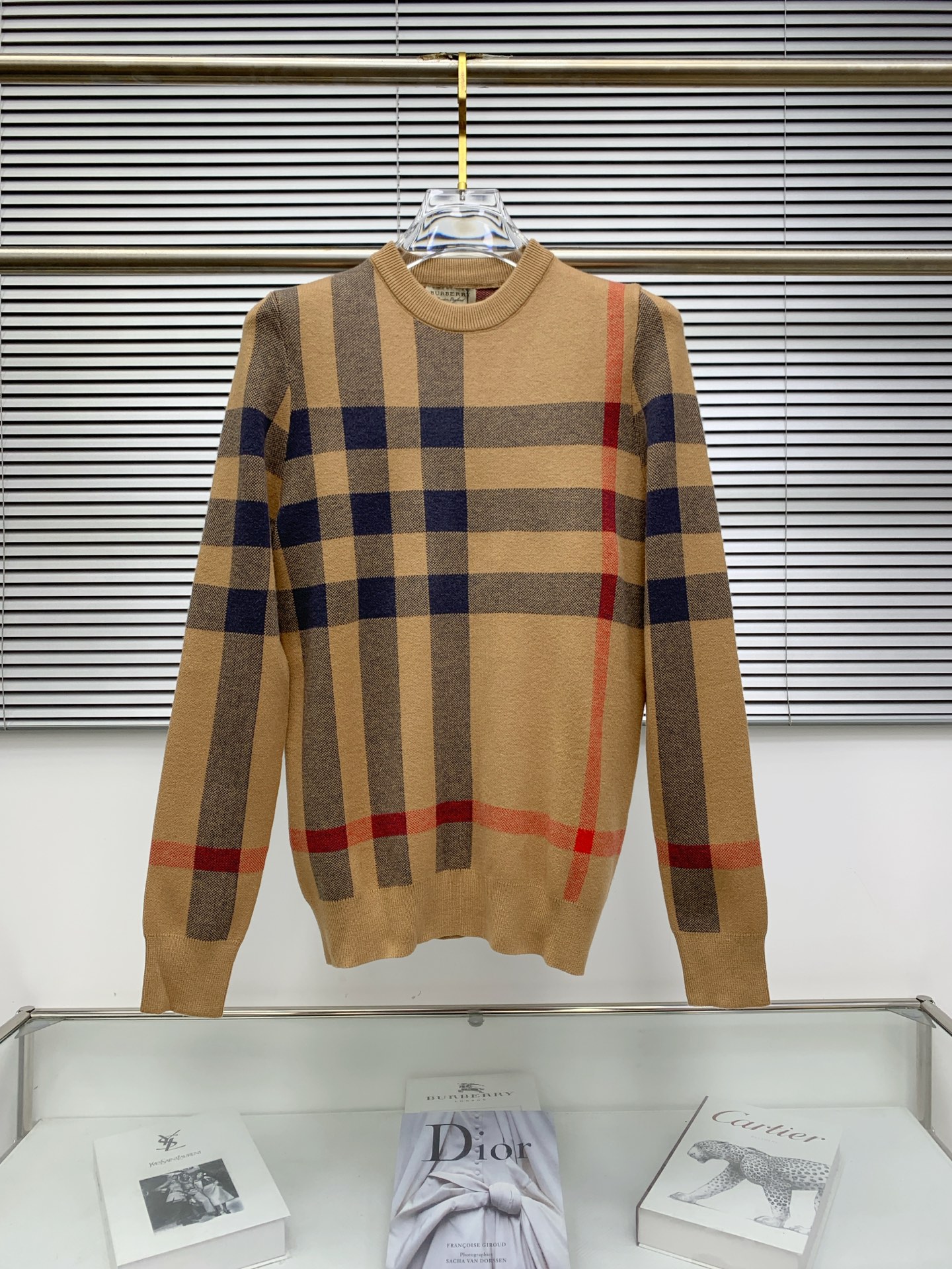 NO:691203,2025 new autumn and winter sweaters, the counter simultaneously imports original technical wool worsted, imported wool knitted fabrics, and fine knitted integrated wool sweaters. The classic fashion model that is sought after every year has become popular all over the world!  Slim-fitting soft gold, versatile and practical item, the combination and practicality are extremely powerful, simple and elegant, and classy!  To create your own style, it is highly recommended to buy it in two colors. It is suitable for both young and old men. It is knitted from wool and will not cause any discomfort!  While keeping warm, it is stylish, textured and wearable, and the classic logo elements feel in place!  !  Recommended for regular customers!  Original replica, exclusive design, super craftsmanship!  Extremely luxurious!  The pattern is awesome!  The counter also sells original items, fashionable casual sweaters, and the upper body is very unique!  Eye-catching and bright, imported original fabric, skin-friendly and breathable, simple yet fashionable, extremely high-grade, extremely handsome upper body. Impeccable details, brand element design concept, reflecting high quality. Complete with three standards!  Size: M-3XL (please state your height and weight when placing an order),,sweaters,gold,198609092025 秋冬新款毛衣,专柜同步进口原版科技羊毛精纺 进口羊毛针织面料 精细针织一体的羊毛针织衫 年年被追捧的经典时尚款 已经风靡全球！修身款软黄金 百搭实用型的单品,搭配及实用性强大到天际,简洁大方上档次！打造属于自己的格调造型,强烈推荐双色入手标准,老少爷们皆宜的款式,羊毛针织而成,不会有任何的穿着不舒适！保暖的同时,有型,有质感,更有穿着的格调,经典标识 元素感到位！！推荐老客合体！原版复刻,独家设计,超强工艺！极其奢华！版型超赞！专柜同步有售原单狠货,时尚休闲毛衣,上身很有特点！吸睛而有亮点,进口原版面料,亲肤透气,简单而不失时尚,档次极高,上身帅到爆.细节无可挑剔,品牌元素设计理念,体现高品质.三标齐全！ 码数:M-3XL(下单报身高体重）,,sweaters,gold,,Men's clothing