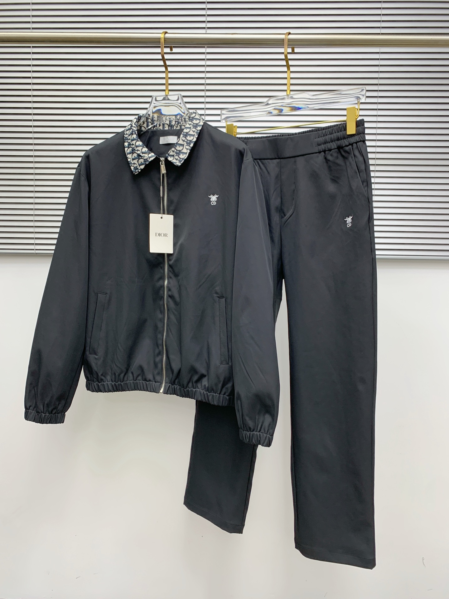 NO:521631,Dior* casual set style 2025 autumn and winter style top imported private goods, high-end splicing set, customized hardware to create multi-zipper multi-pocket design set, the counter style is fashionable and luxurious, the quality is unquestionable, the upper body effect is excellent, the same style on the luxury official website, style counter size M-3XL,,dior,dior,alexander wang19860909迪奥 Dior*休闲套装版型 2025秋冬款顶级进口私货,高端拼接套装,定制五金打造多拉链多口袋设计套装,专柜款时尚不失奢华 品质毋庸置疑 上身效果超赞,奢华官网同款 款式专柜尺码 M-3XL,,dior,dior,alexander wang,Men's clothing