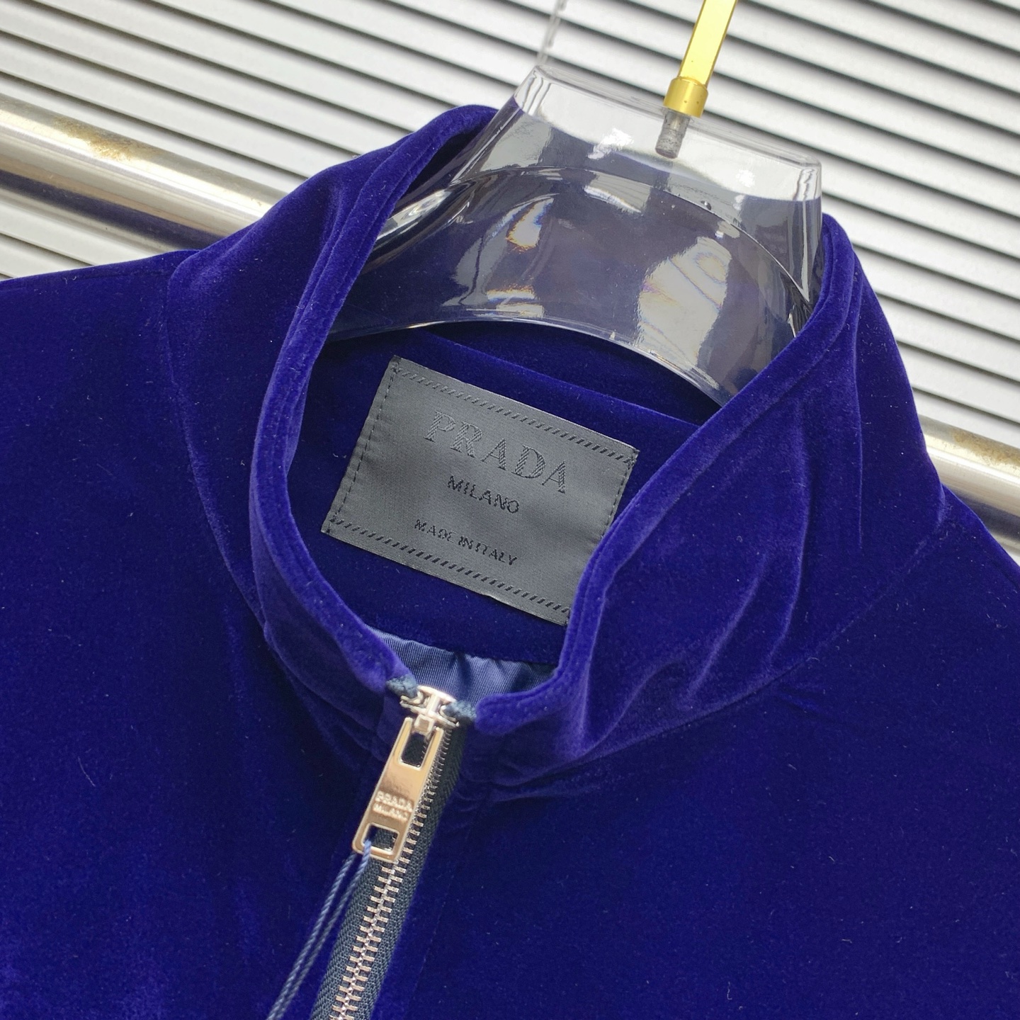 “2025 Prada Velvet Recreational Suite: High-End Jiggling Suits and Customizable Hardware” - 图片 4