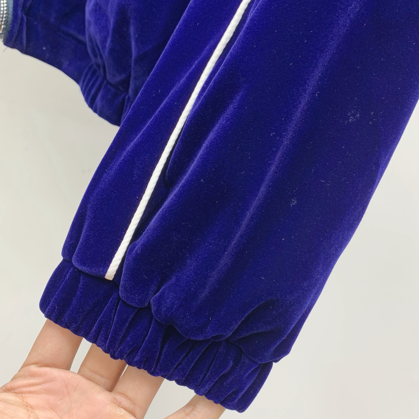 “2025 Prada Velvet Recreational Suite: High-End Jiggling Suits and Customizable Hardware” - 图片 6