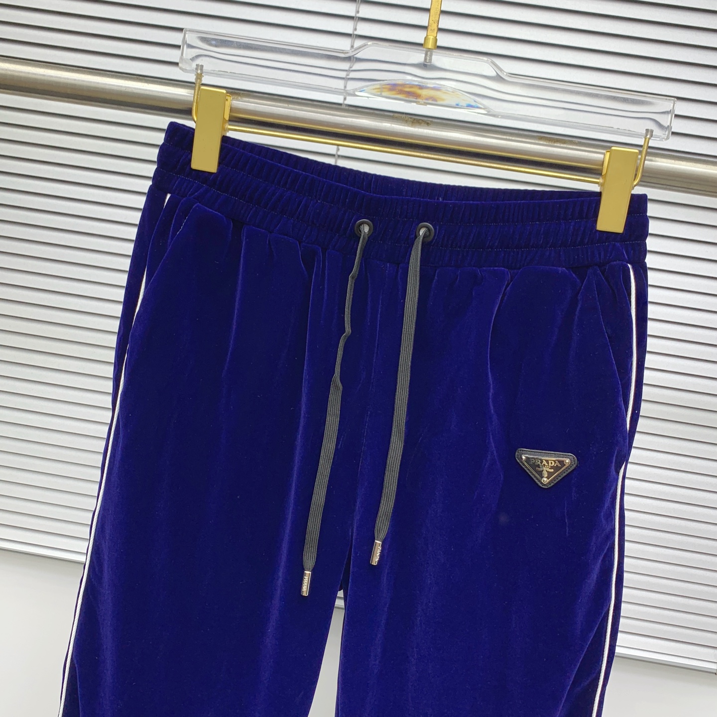 “2025 Prada Velvet Recreational Suite: High-End Jiggling Suits and Customizable Hardware” - 图片 8