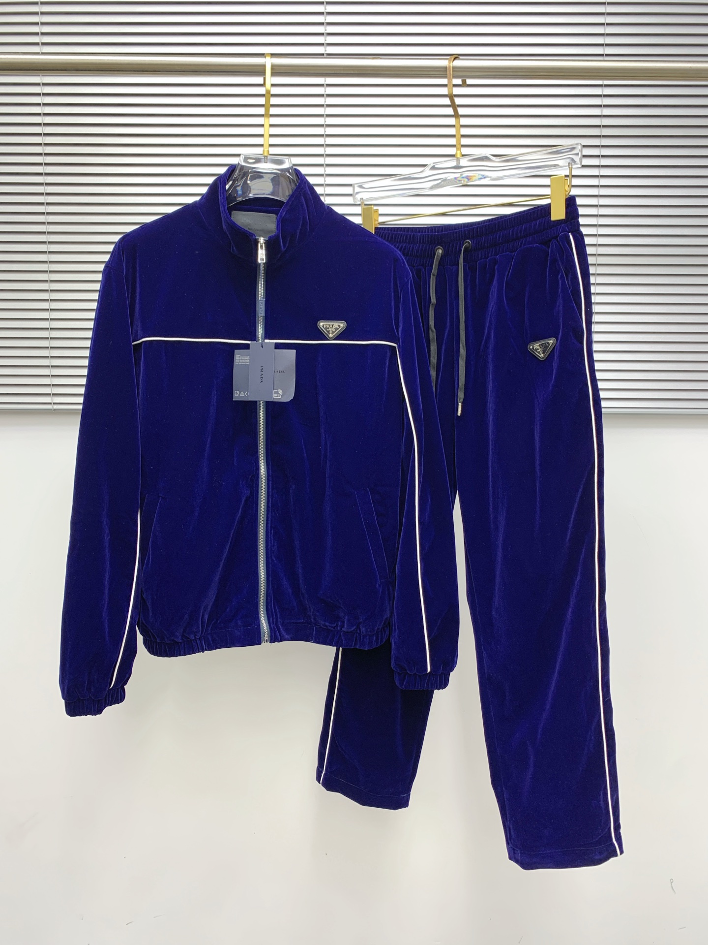“2025 Prada Velvet Recreational Suite: High-End Jiggling Suits and Customizable Hardware” - 图片 1