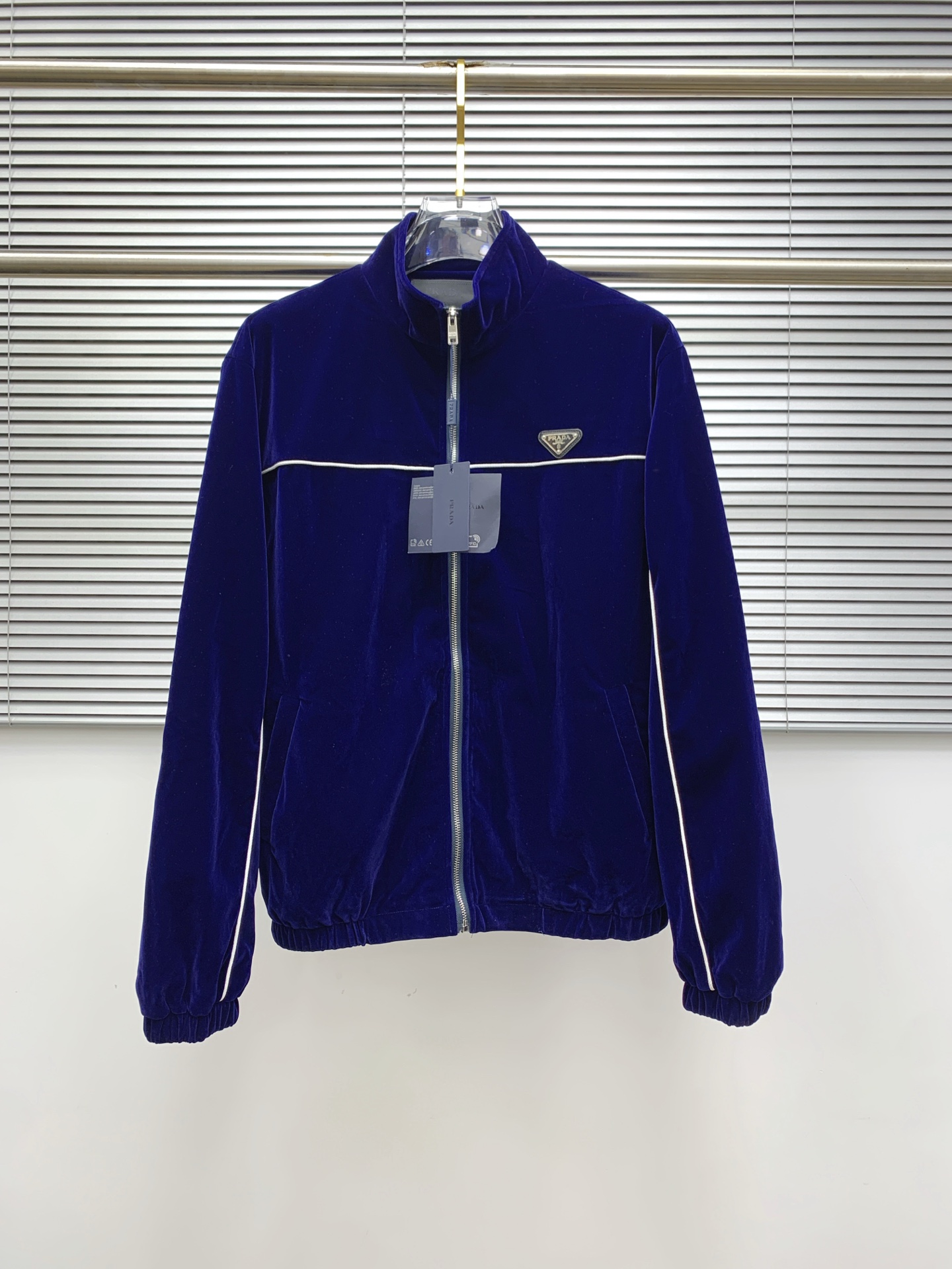 “2025 Prada Velvet Recreational Suite: High-End Jiggling Suits and Customizable Hardware” - 图片 2