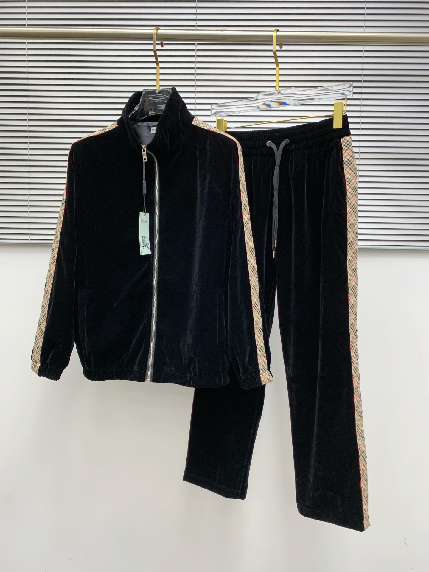 “Top Imports of High-End Velvet Suits with Customizable Hardware in Autumn/Winter 2025” - 图片 1