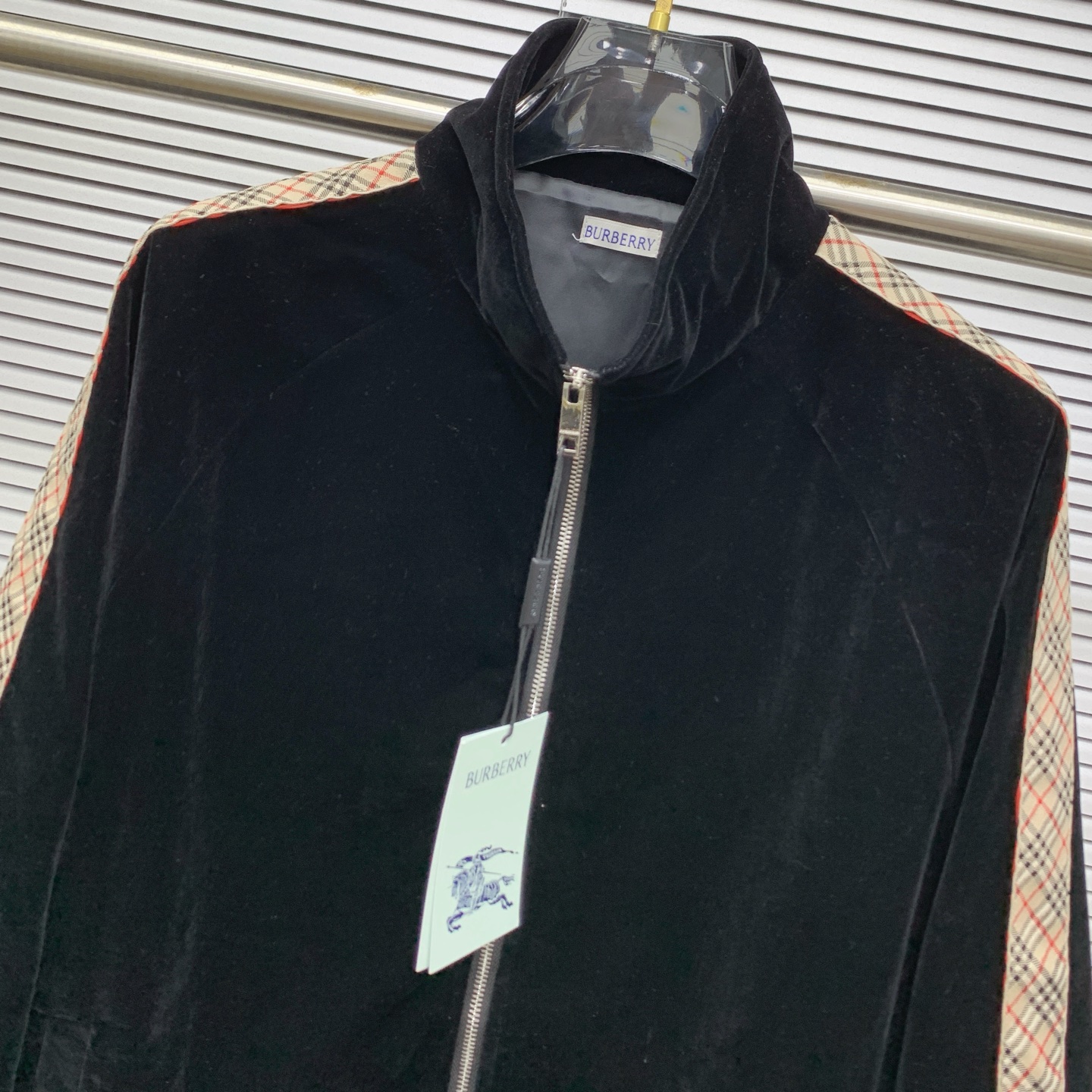 “Top Imports of High-End Velvet Suits with Customizable Hardware in Autumn/Winter 2025” - 图片 3