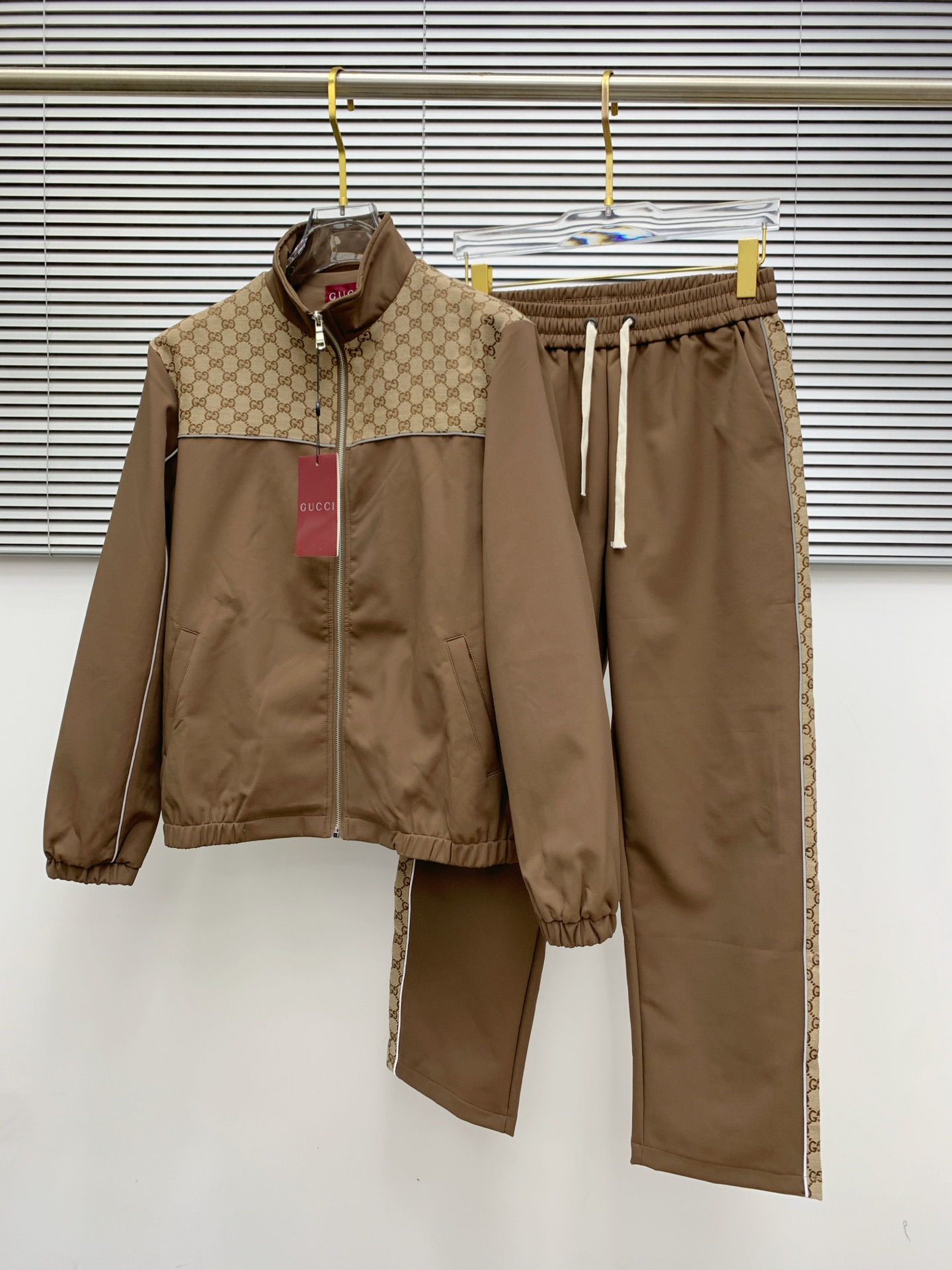“2025 Gucci Recreational Suite: High-End Fusion Suits with Exclusive Custom Hardware” - 图片 1