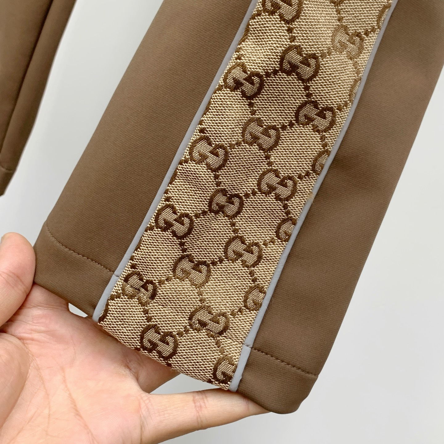 “2025 Gucci Recreational Suite: High-End Fusion Suits with Exclusive Custom Hardware” - 图片 9