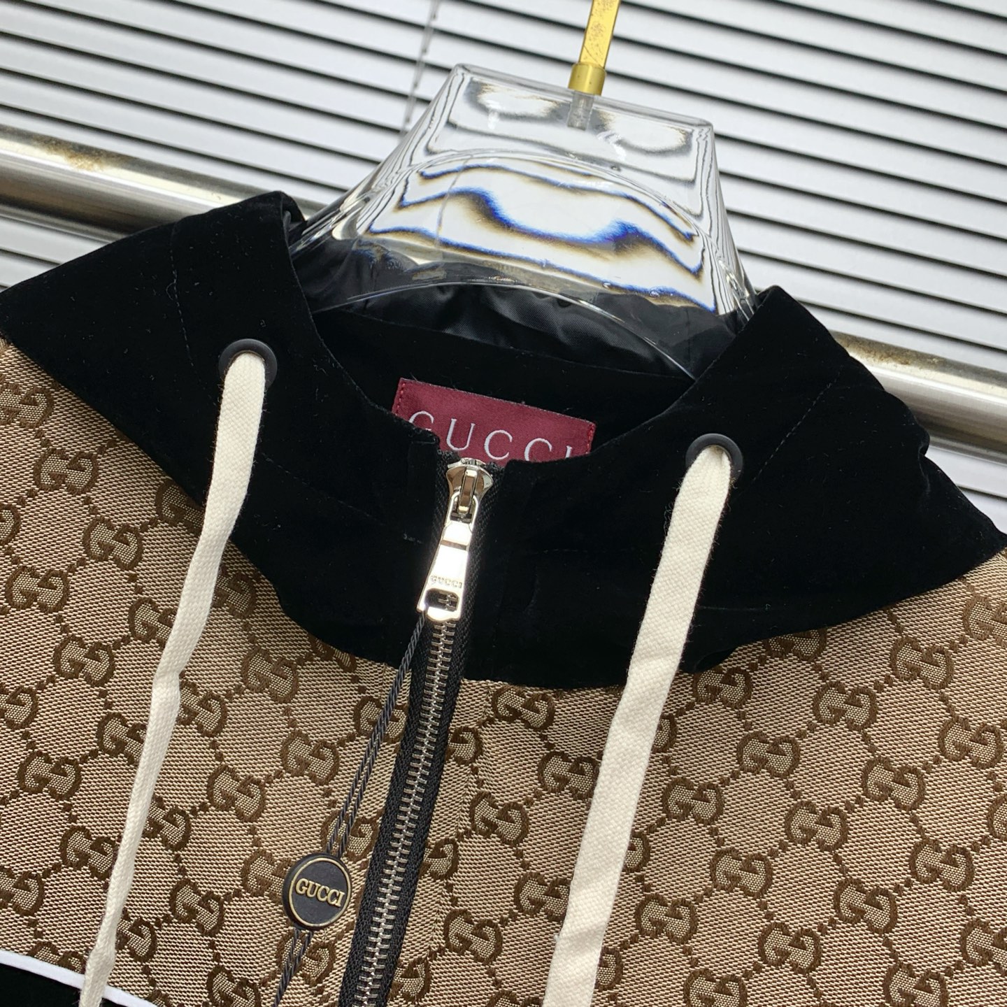 Luxurious Gucci Velvet Suite and High-End Accessories for Fall/Winter 2025 - 图片 4