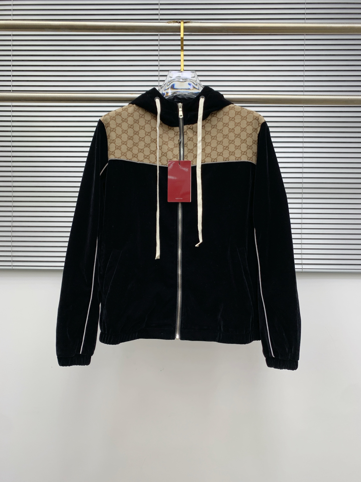 Luxurious Gucci Velvet Suite and High-End Accessories for Fall/Winter 2025 - 图片 2