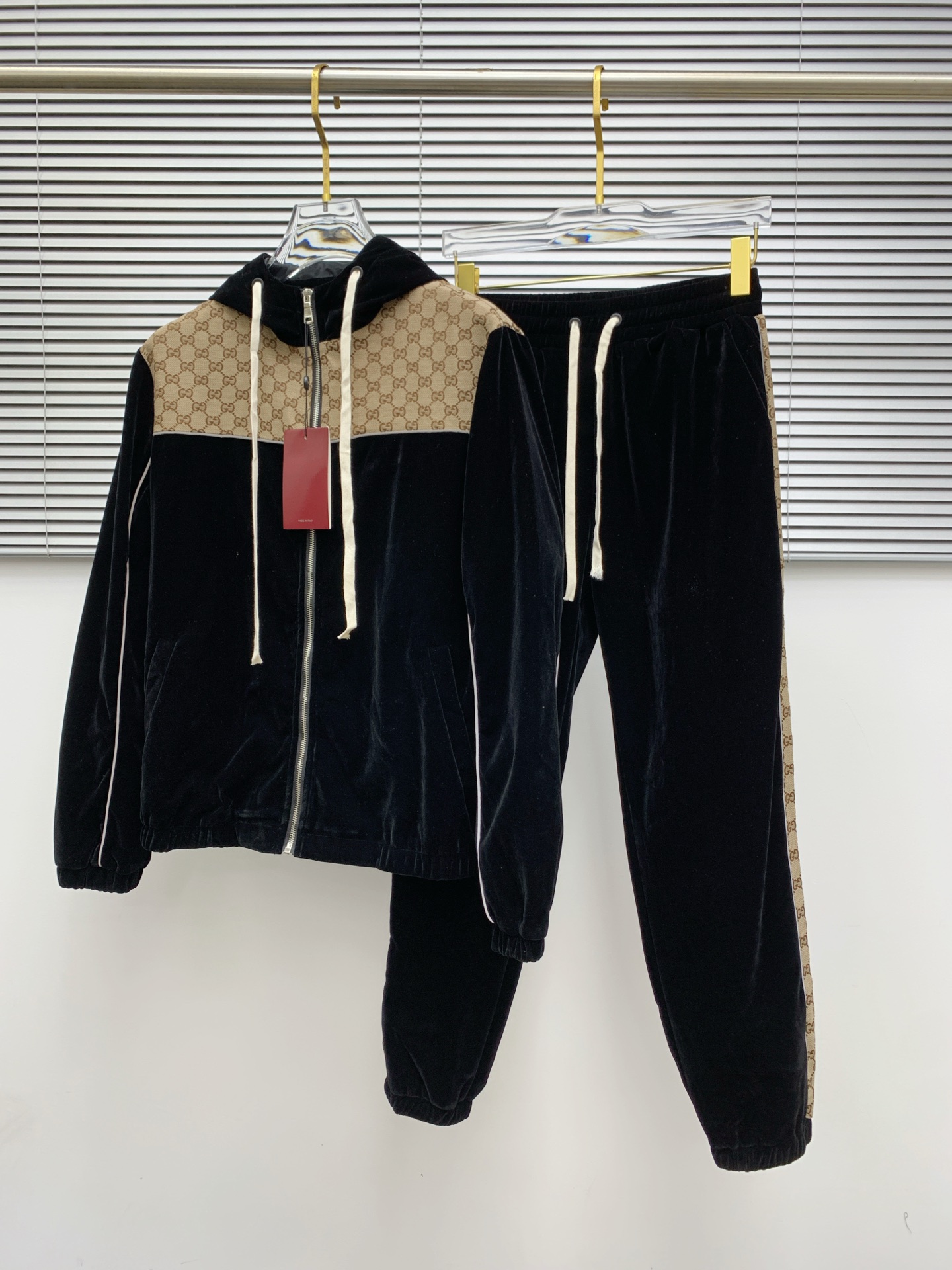 Luxurious Gucci Velvet Suite and High-End Accessories for Fall/Winter 2025 - 图片 1