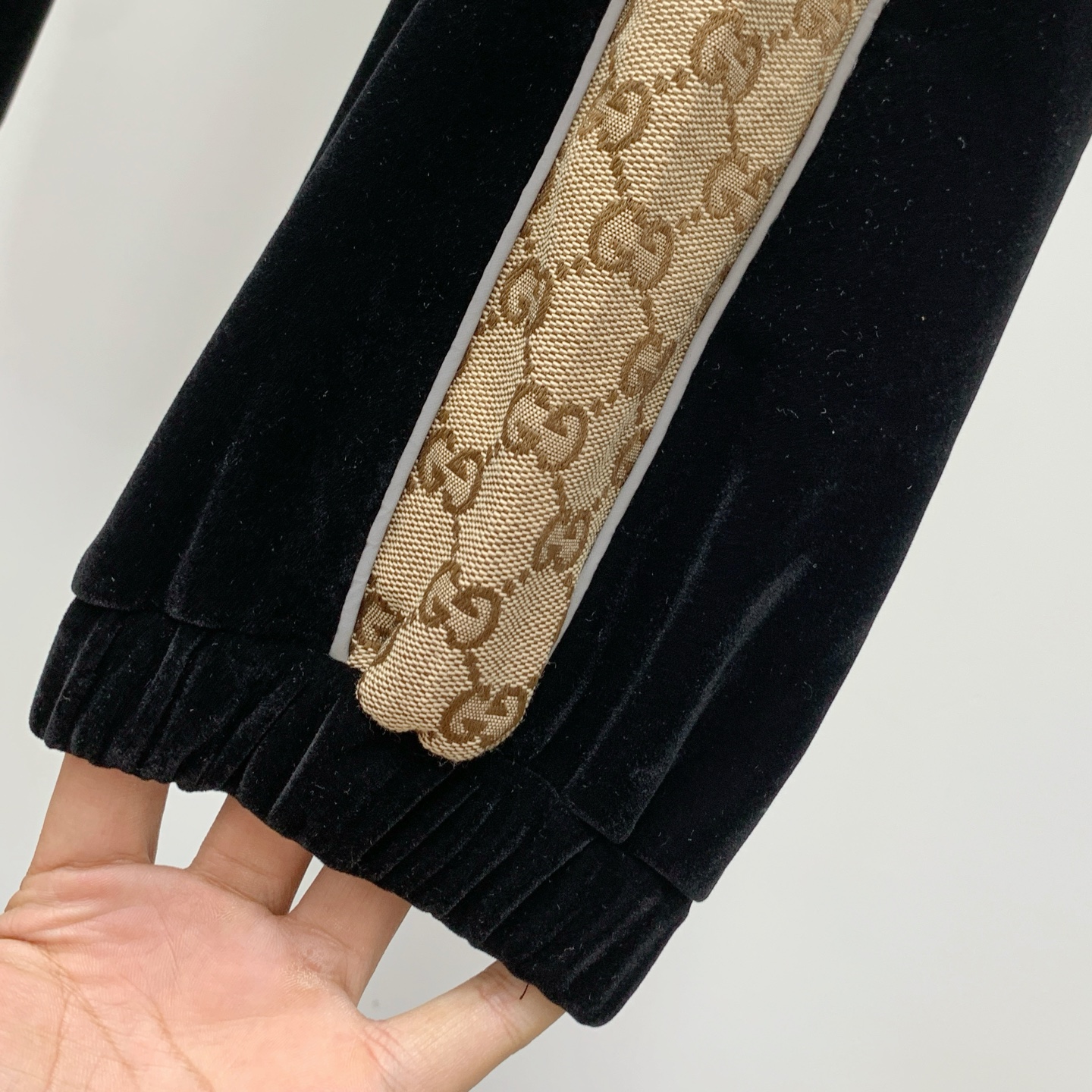Luxurious Gucci Velvet Suite and High-End Accessories for Fall/Winter 2025 - 图片 9