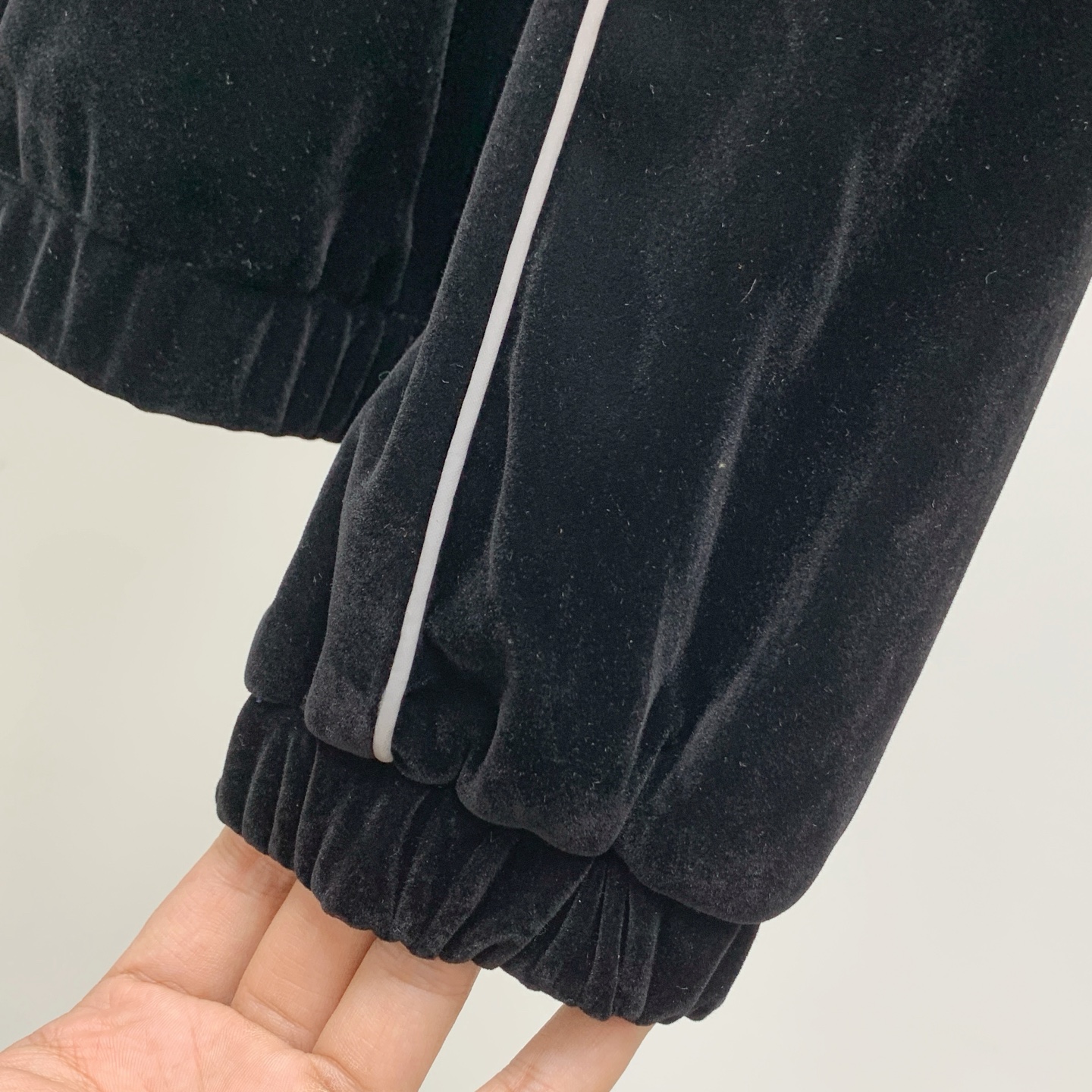 Luxurious Gucci Velvet Suite and High-End Accessories for Fall/Winter 2025 - 图片 5