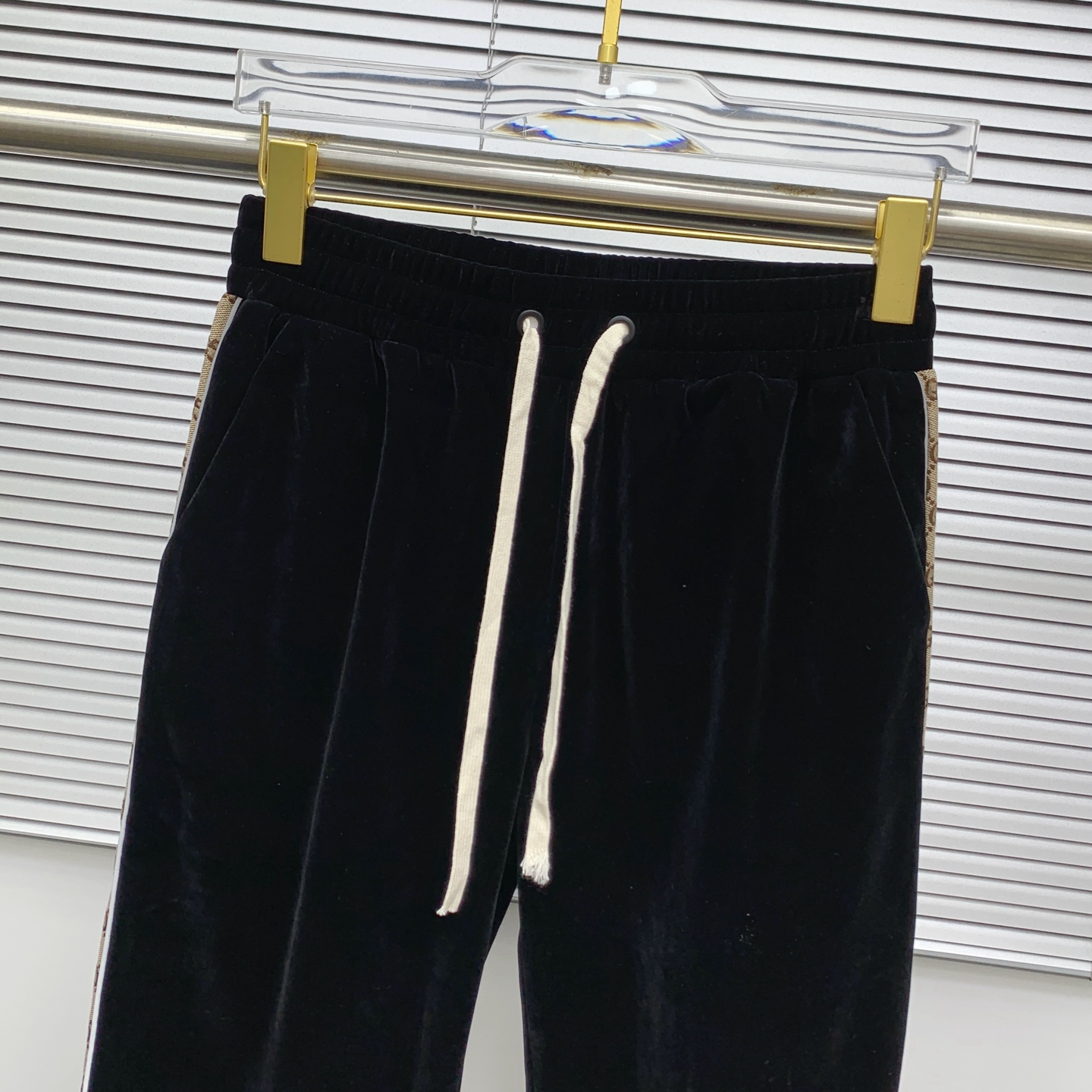 Luxurious Gucci Velvet Suite and High-End Accessories for Fall/Winter 2025 - 图片 7