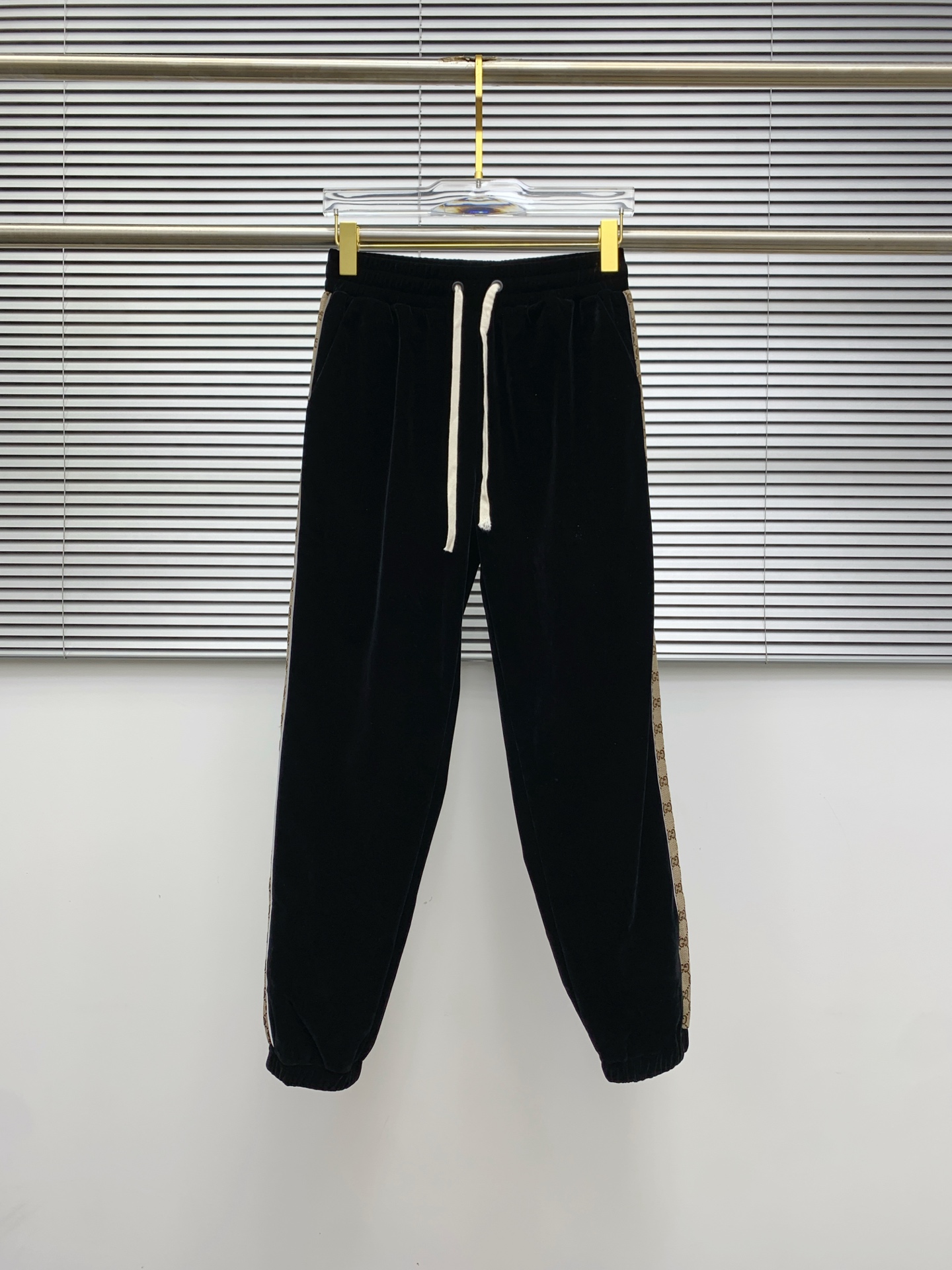 Luxurious Gucci Velvet Suite and High-End Accessories for Fall/Winter 2025 - 图片 6