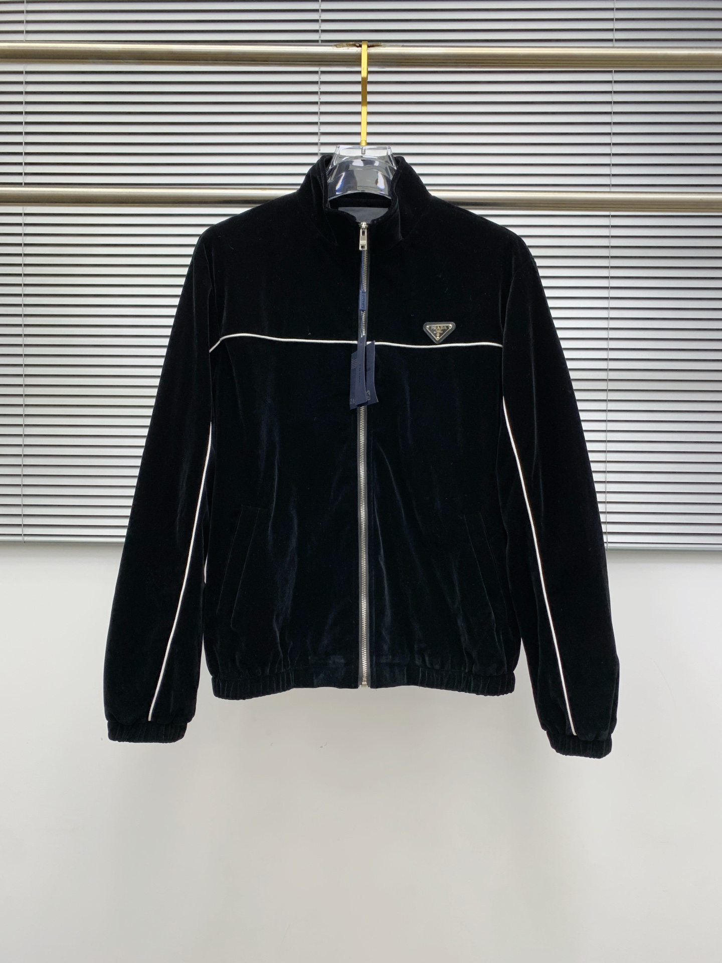“2025 Prada Velvet Recreational Suite: High-End Jiggling Suits and Customizable Hardware Trends” - 图片 2