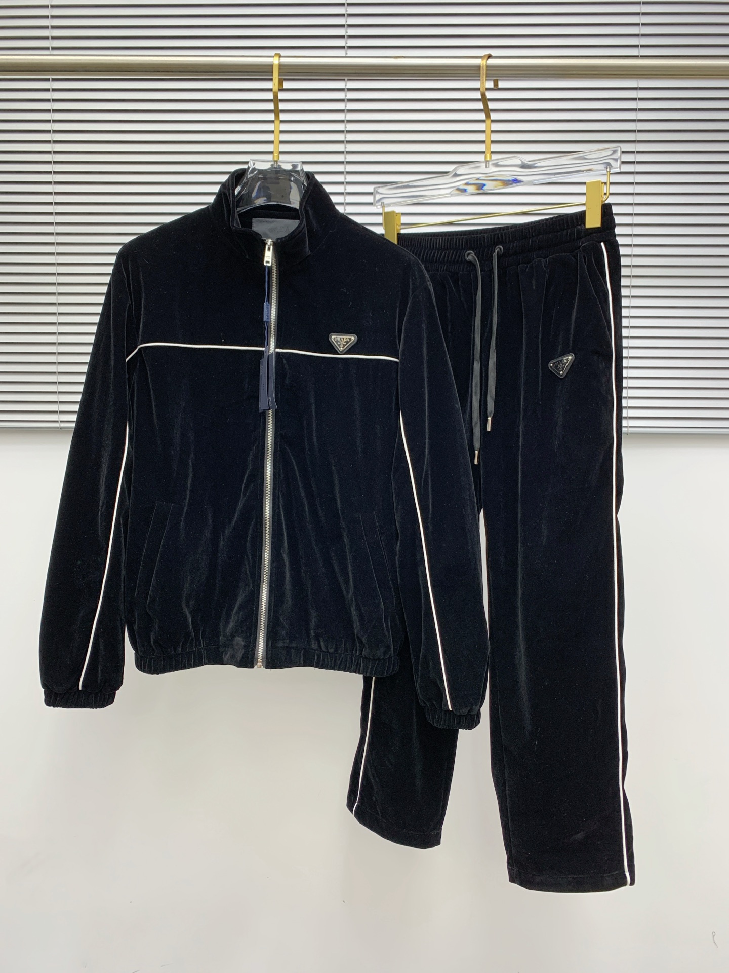 “2025 Prada Velvet Recreational Suite: High-End Jiggling Suits and Customizable Hardware Trends” - 图片 1