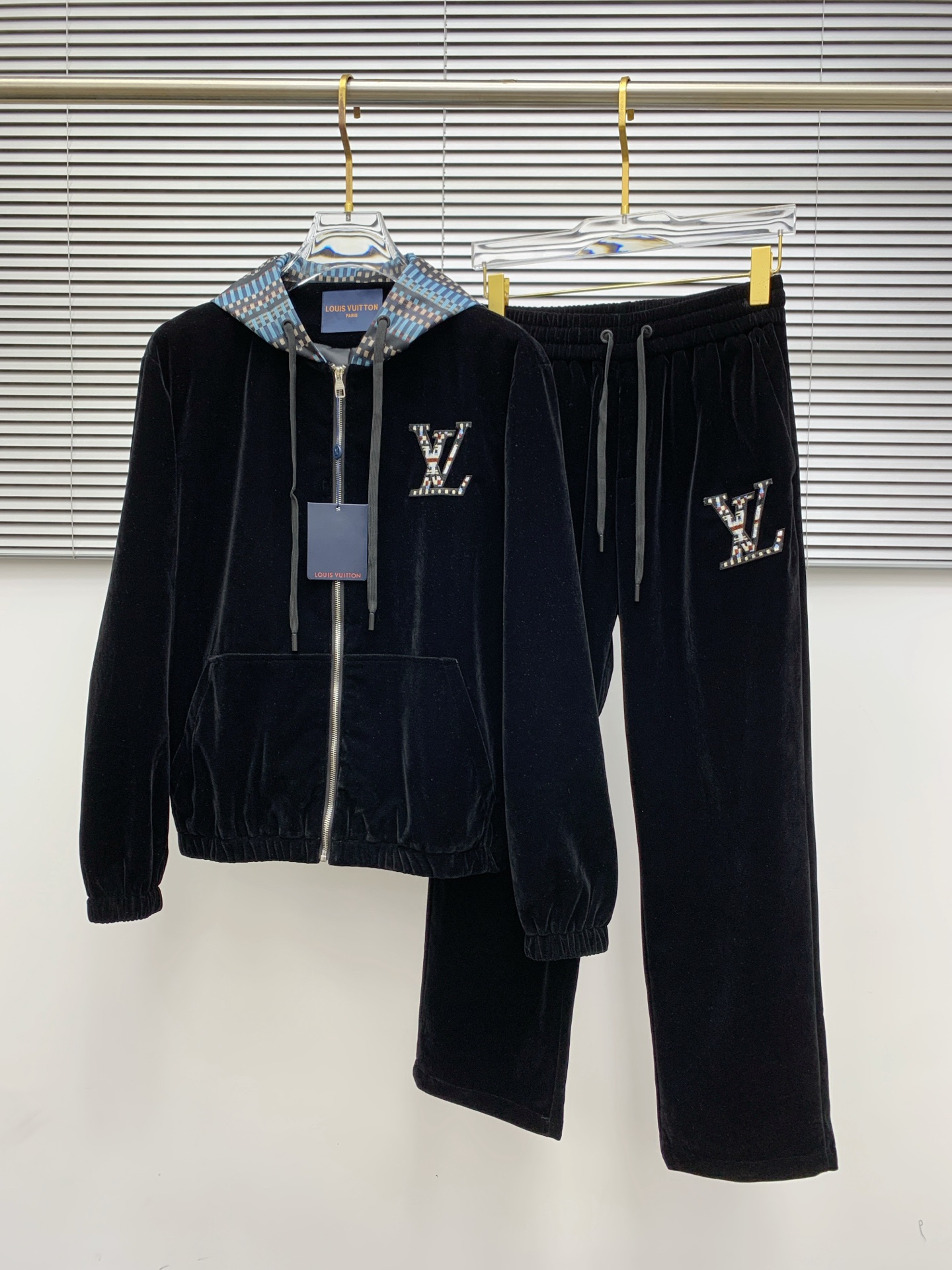 Luxury Velvet Donkey Recreational Suite, Top Imports in Autumn/Winter 2025: High-end coding caps, tailored hardware, special-deposit packages. - 图片 1