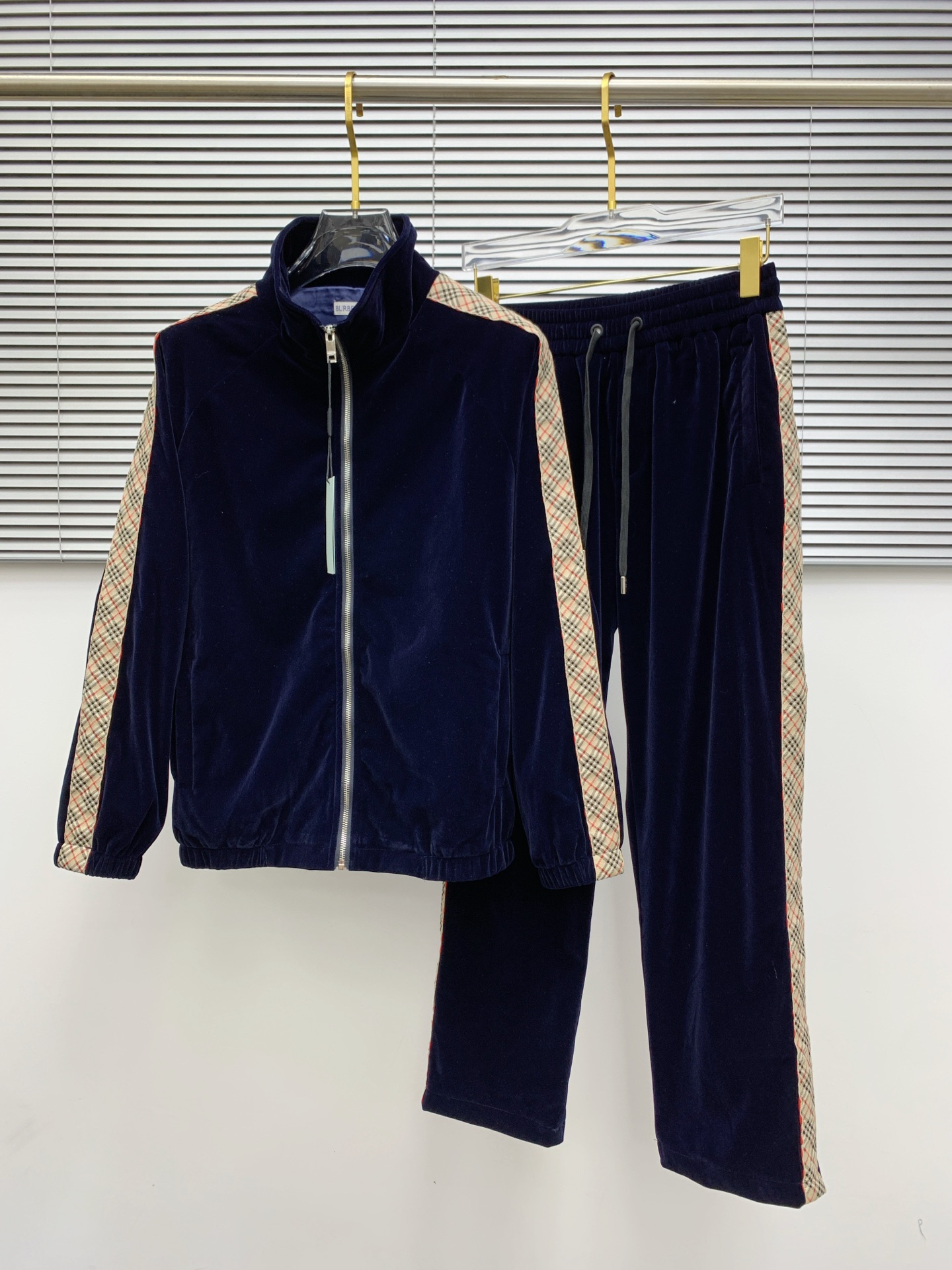 NO:521629,Burberry BBR* velvet casual set style 2025 autumn and winter style top imported private goods, high-end splicing set, customized hardware to create multi-zipper multi-pocket design set, the counter style is fashionable and luxurious, the quality is unquestionable, the upper body effect is excellent, the same style on the luxury official website, style counter size M-3XL, burberry, alexander wang19860909巴宝莉 BBR*丝绒休闲套装版型 2025秋冬款顶级进口私货,高端拼接套装,定制五金打造多拉链多口袋设计套装,专柜款时尚不失奢华 品质毋庸置疑 上身效果超赞,奢华官网同款 款式专柜尺码M-3XL,,burberry,alexander wang,Men's clothing