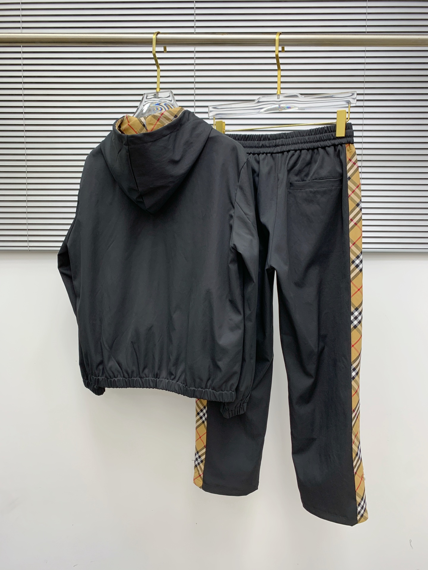 Burberry Men's Black Casual Hoodie and Pants Set with Signature Check Trim 12 i1754833486951 294 0 10