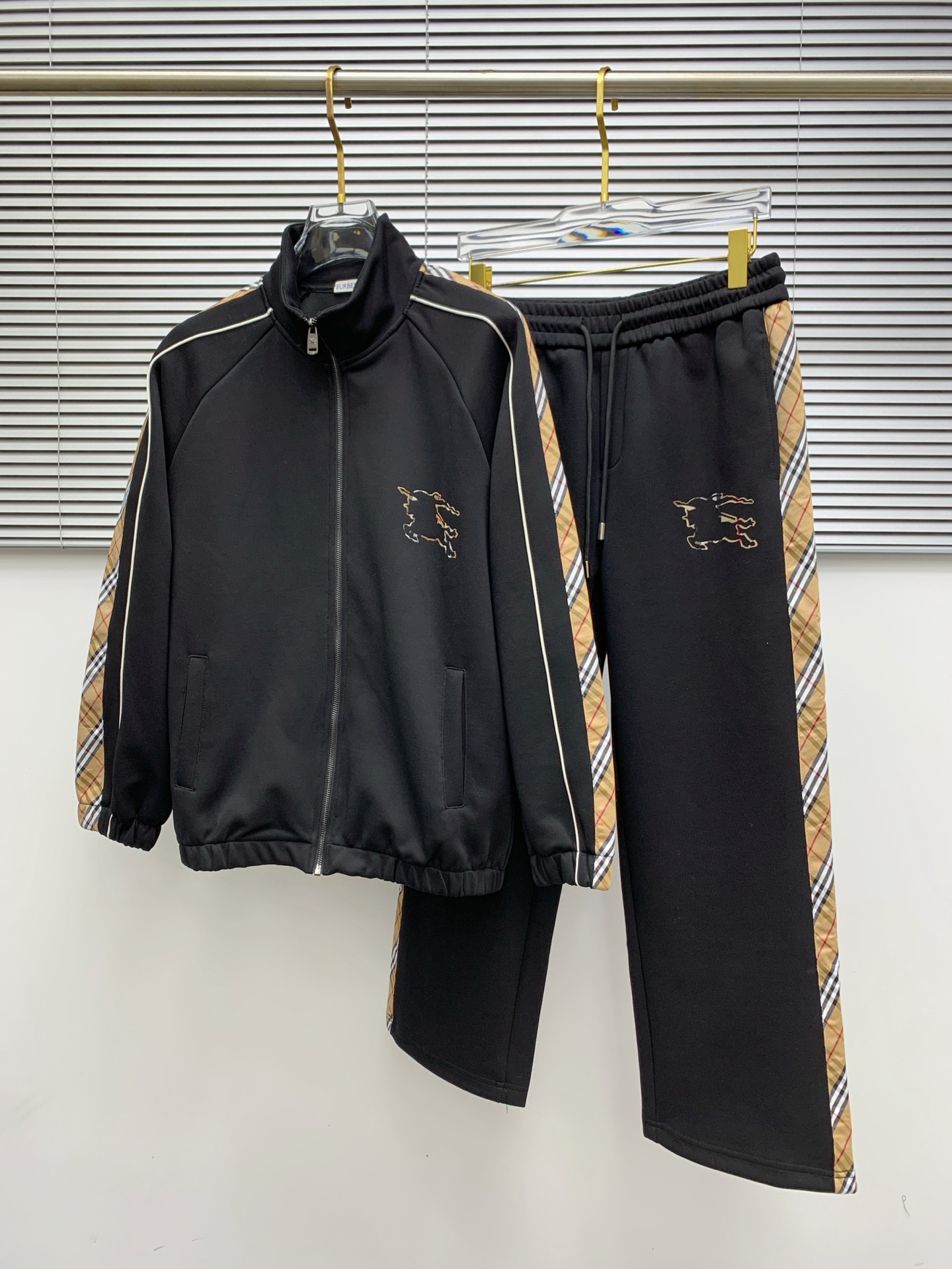 Burberry Zwart Trainingspak met Ruitpatroon - Elegant en Comfortabel