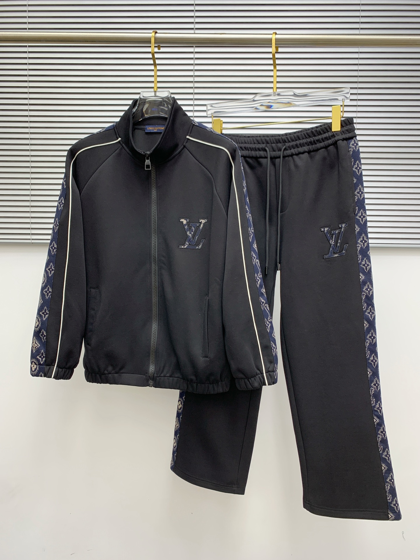 NO:510169,L brand* set style m-xxxl Top black set webbing jacquard zipper casual set, patch logo embroidered classic black and white webbing fusion versatile counter set, sun velvet top-quality precision made and fusion auxiliary materials, classic 3 standards complete, trendy men's fashion, whether it is the comfort of the upper body or the incomparable existence 170-125(M) 175-(L) 178-155 (XL) 178-170(XXL) 180-185(XXXL) your,,alexander wang19860909L牌* 套装版型m-xxxl 顶级黑色套装织带提花拉链款休闲套装,贴布logo绣花经典黑白织带融合百搭专柜款套装,阳光绒顶级精工制做融合辅料打造,经典3标齐全,潮男时尚,无论是上身舒适度还是都是无可比拟的存在 170-125(M) 175-(L) 178-155 (XL)178-170(XXL) 180-185(XXXL) your,,alexander wang,Men's clothing