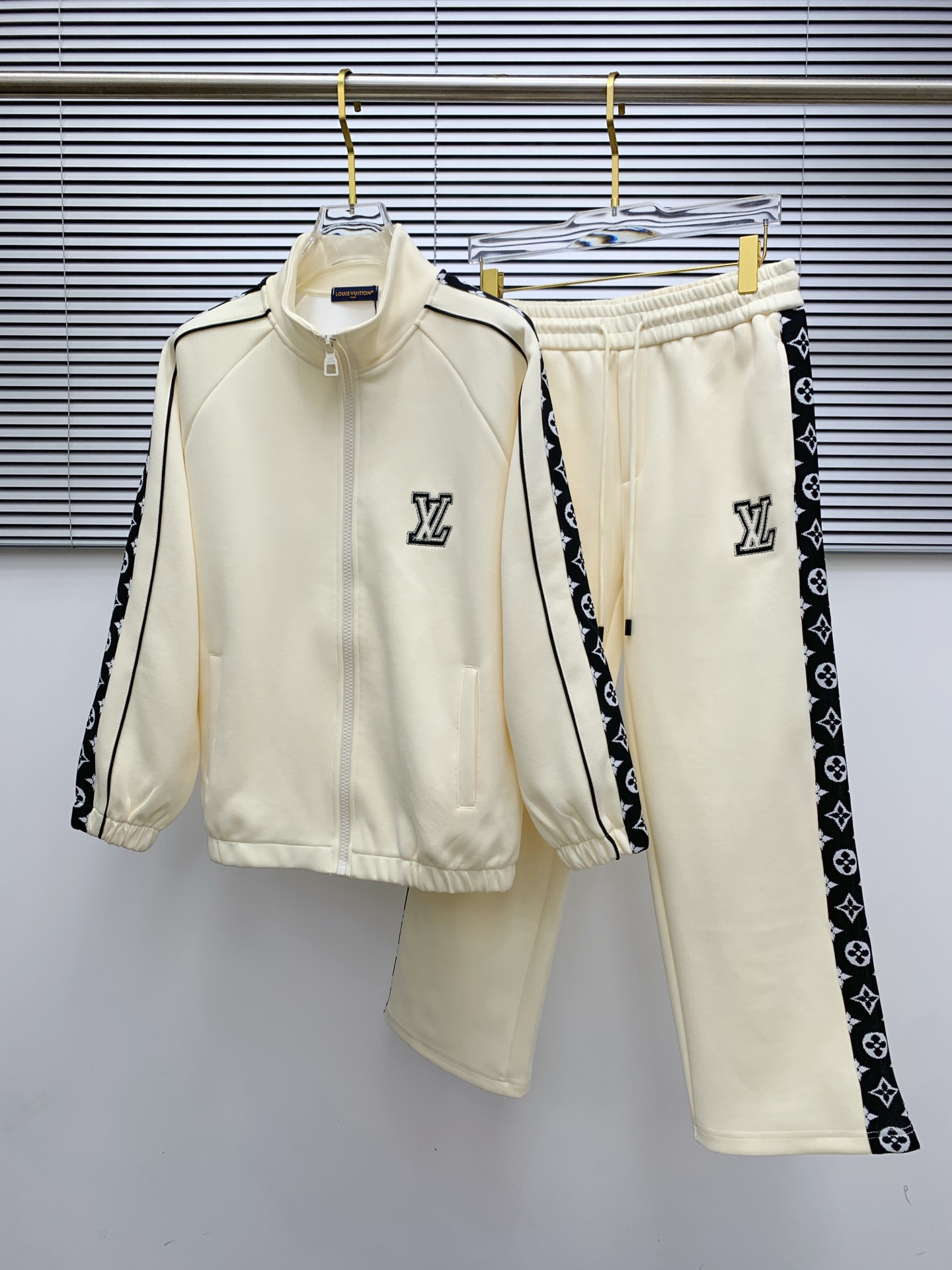 NO:510158,L brand* set style m-xxxl Top-level set webbing jacquard zipper casual set, logo embroidered classic black and white webbing fusion versatile counter set, sun velvet top-quality precision made and fusion auxiliary materials, classic 3 standards complete, trendy men's fashion, whether it is the comfort of the upper body or it is incomparable 170-125(M) 175-(L) 178-155 (XL) 178-170(XXL) 180-185(XXXL) your,,alexander wang19860909L牌* 套装版型m-xxxl 顶级套装织带提花拉链款休闲套装,logo绣花经典黑白织带融合百搭专柜款套装,阳光绒顶级精工制做融合辅料打造,经典3标齐全,潮男时尚,无论是上身舒适度还是都是无可比拟的存在 170-125(M) 175-(L) 178-155 (XL)178-170(XXL) 180-185(XXXL) your,,alexander wang,Men's clothing