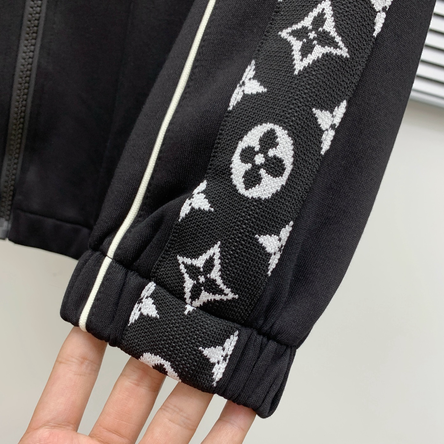 Luxury Black Tracksuit Set with Logo Detailing - Stylish and Comfortable 7 i1755010787845 2070 0 5
