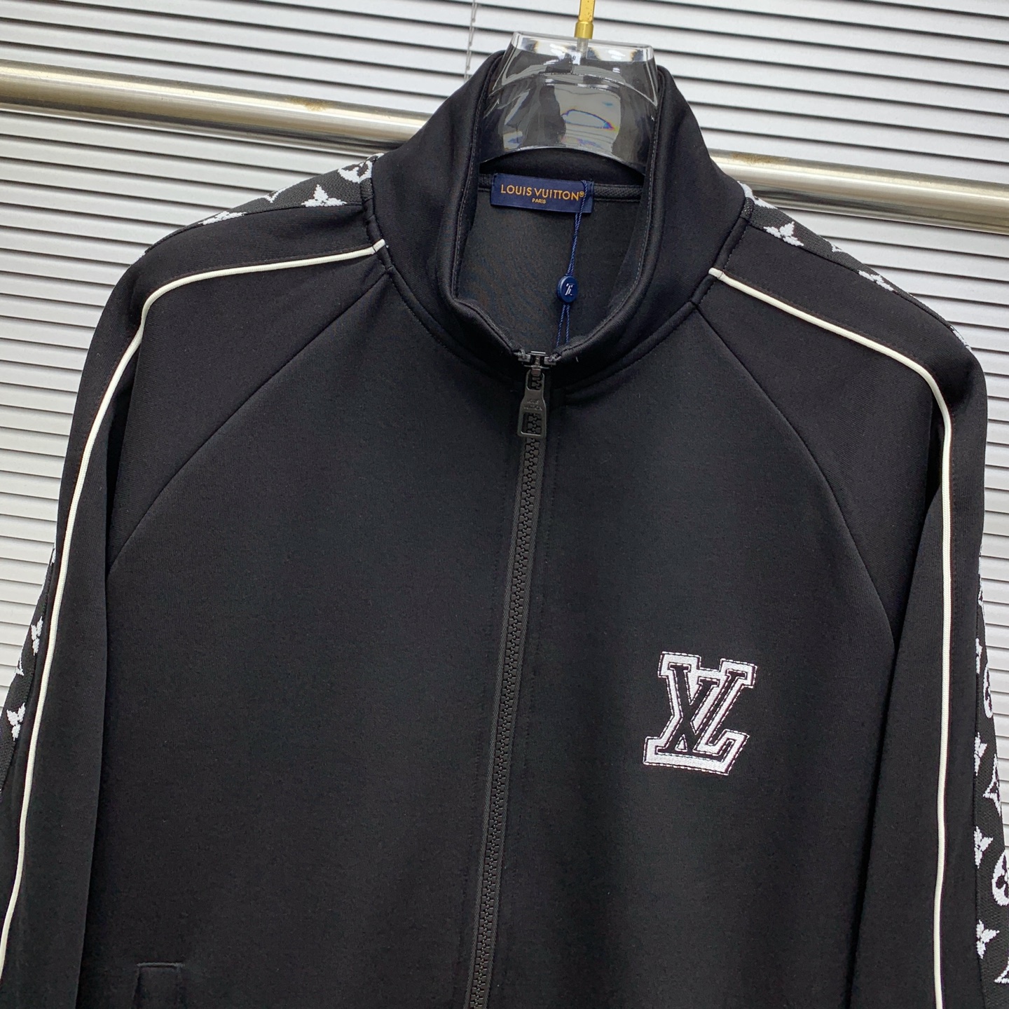 Luxury Black Tracksuit Set with Logo Detailing - Stylish and Comfortable 4 i1755010787859 1042 0 2