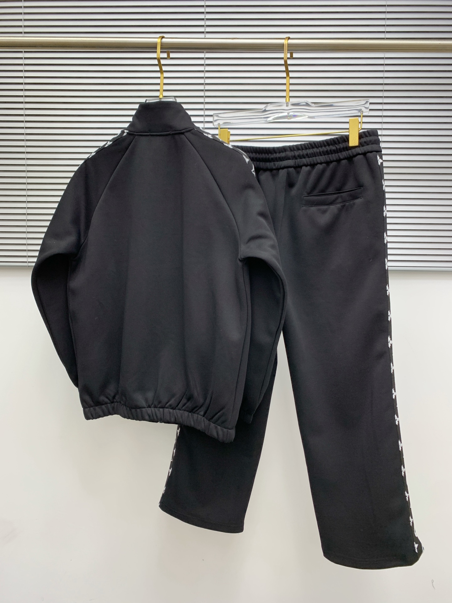 Luxury Black Tracksuit Set with Logo Detailing - Stylish and Comfortable 12 i1755010787968 7913 0 10