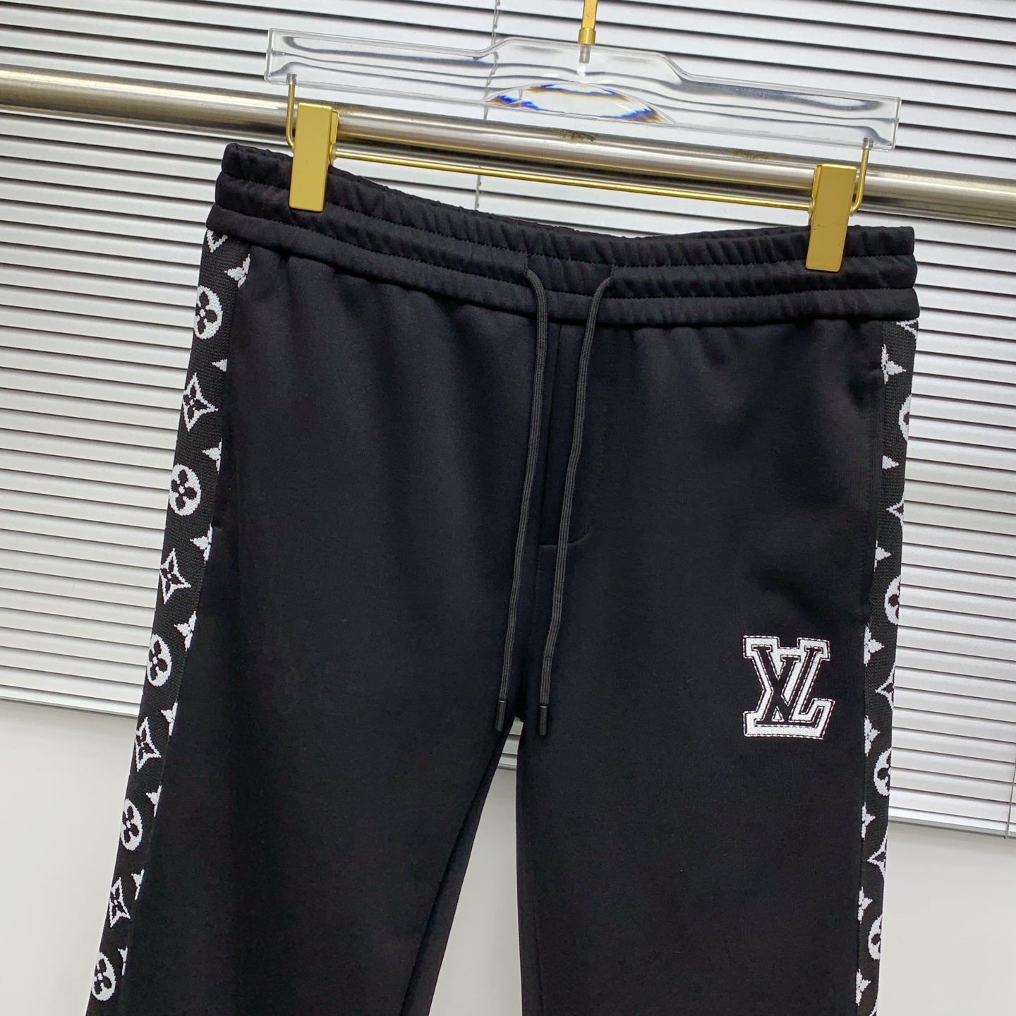 Luxury Black Tracksuit Set with Logo Detailing - Stylish and Comfortable 9 i1755010790750 4051 0 7