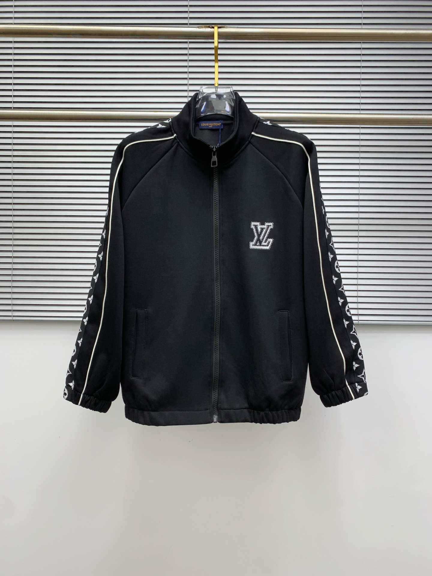 Luxury Black Tracksuit Set with Logo Detailing - Stylish and Comfortable 3 i1755010790874 8010 0 1