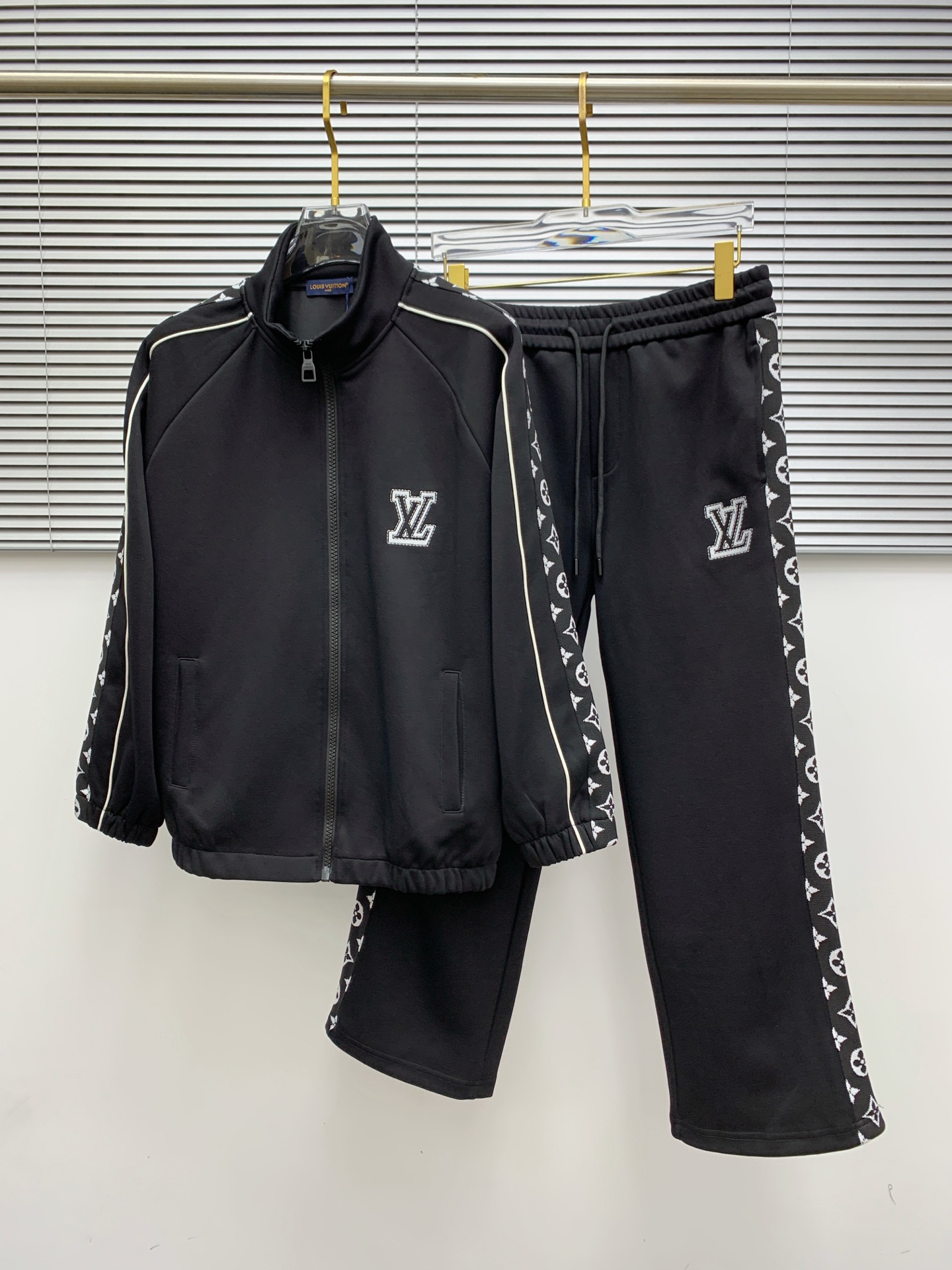 Luxury Black Tracksuit Set with Logo Detailing - Stylish and Comfortable