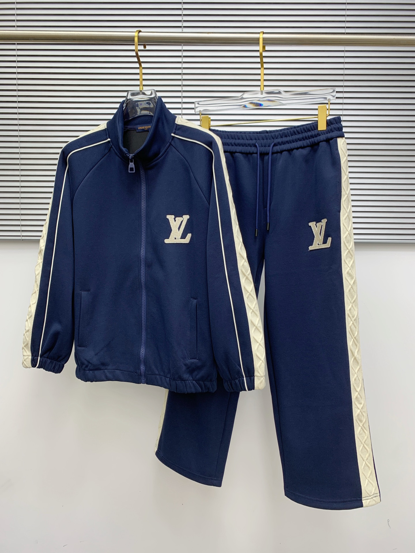 Louis Vuitton Ensemble de survêtement bleu marine avec logo brodé et rayures contrastées