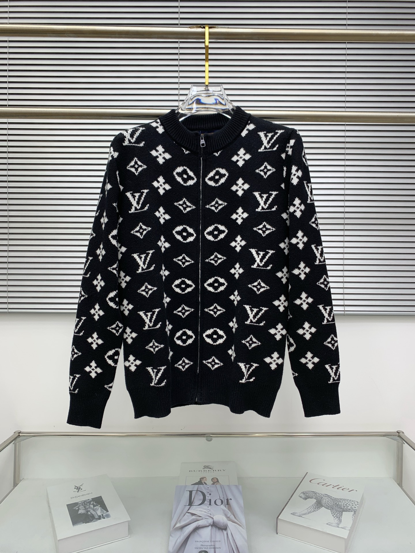 NO:529719,New zippered sweater, wool jacket, cardigan sweater, classic design, counter synchronization, this is a knitted jacket with high weight and great appearance. It is not picky about the quality, and quality control can be purchased directly, and it is not to be mistaken for high-end products! Through the detailed pictures, you can feel its powerful aura, and the warm-concentration effect is significant. There is no need to worry about the coldness in autumn and winter! It is both fashionable and functional, and the whole style looks more luxurious and elegant! Number of codes: M L XL XXL XXXL,,jackets & coats,sweaters,alexander wang19860909年秋冬新款拉链毛衣 羊毛外套 开衫毛衣,经典设计,专柜同步,这是一款高克重且颜值爆棚的针织外套,品质无法挑剔,品控更是可以直接入手,不容过错的高端臻品！通过细节图片便可感受到它强悍的气场,聚温保暖效果显著,完全不用担心秋冬会有一点寒意！时尚与功能性兼备,整款显得更加的奢华大气！ 码数:M L XL XXL XXXL,,jackets & coats,sweaters,alexander wang,Men's clothing