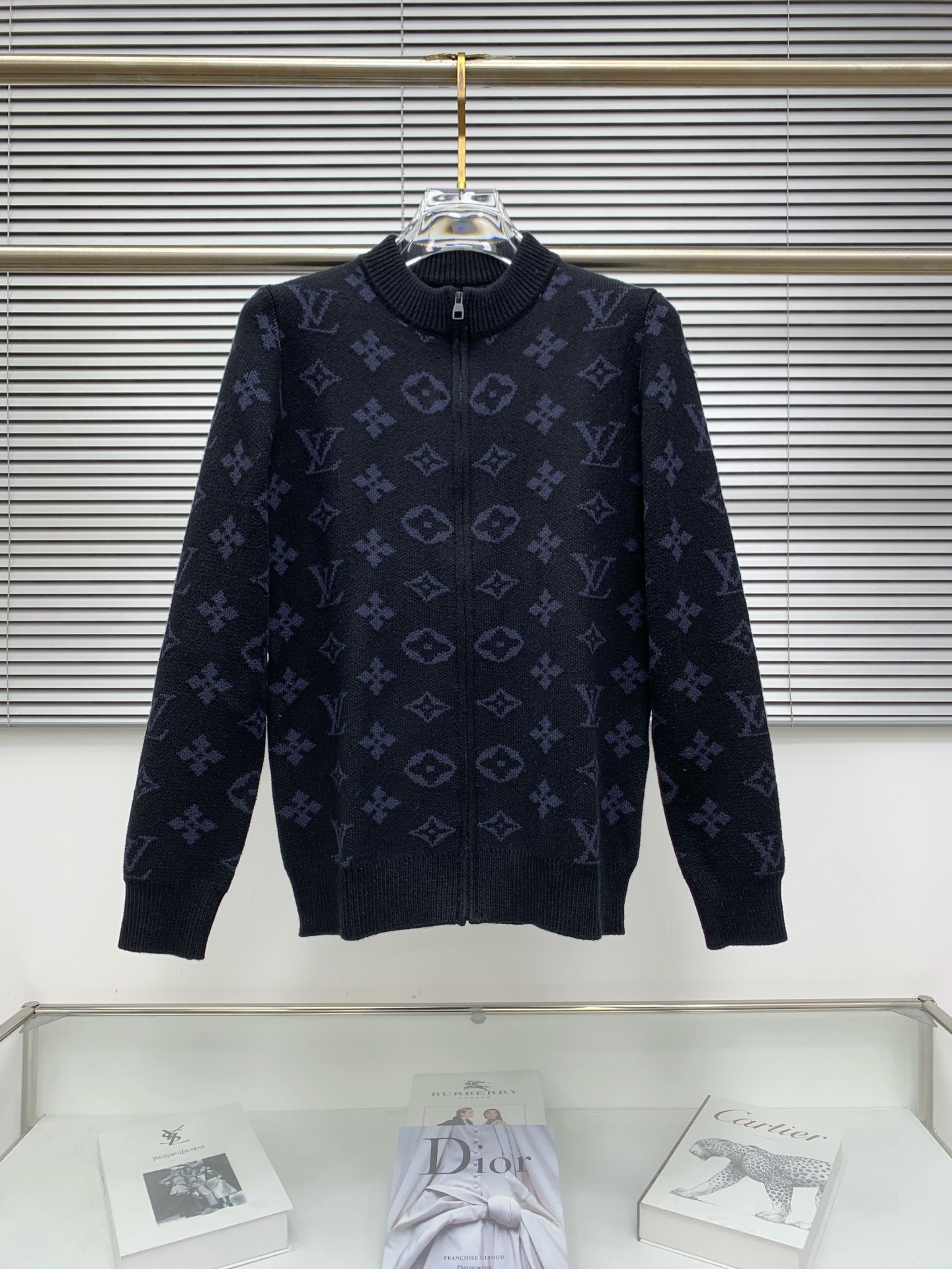 NO:691205,2025 new autumn and winter cardigan zipper sweaters, the counter simultaneously imports original technical wool worsted, imported wool knitted fabrics, fine knitted one-piece wool cardigan zipper sweater, a classic fashion model that is sought after every year and has become popular all over the world!  Slim-fitting soft gold, versatile and practical item, the combination and practicality are extremely powerful, simple and elegant, and classy!  To create your own style, it is highly recommended to buy it in two colors. It is suitable for both young and old men. It is knitted from wool and will not cause any discomfort!  While keeping warm, it is stylish, textured and wearable, and the classic logo elements feel in place!  !  Recommended for regular customers!  Original replica, exclusive design, super craftsmanship!  Extremely luxurious!  The pattern is awesome!  The counter also sells original items, fashionable casual sweaters, and the upper body is very unique!  Eye-catching and bright, imported original fabric, skin-friendly and breathable, simple yet fashionable, extremely high-grade, extremely handsome upper body. Impeccable details, brand element design concept, reflecting high quality. Complete with three standards!  Size: M-3XL (please state your height and weight when placing an order),,sweaters,gold,198609092025 秋冬新款开衫拉链毛衣,专柜同步进口原版科技羊毛精纺 进口羊毛针织面料 精细针织一体的羊毛开衫拉链针织衫 年年被追捧的经典时尚款 已经风靡全球！修身款软黄金 百搭实用型的单品,搭配及实用性强大到天际,简洁大方上档次！打造属于自己的格调造型,强烈推荐双色入手标准,老少爷们皆宜的款式,羊毛针织而成,不会有任何的穿着不舒适！保暖的同时,有型,有质感,更有穿着的格调,经典标识 元素感到位！！推荐老客合体！原版复刻,独家设计,超强工艺！极其奢华！版型超赞！专柜同步有售原单狠货,时尚休闲毛衣,上身很有特点！吸睛而有亮点,进口原版面料,亲肤透气,简单而不失时尚,档次极高,上身帅到爆.细节无可挑剔,品牌元素设计理念,体现高品质.三标齐全！ 码数:M-3XL(下单报身高体重）,,sweaters,gold,,Men's clothing