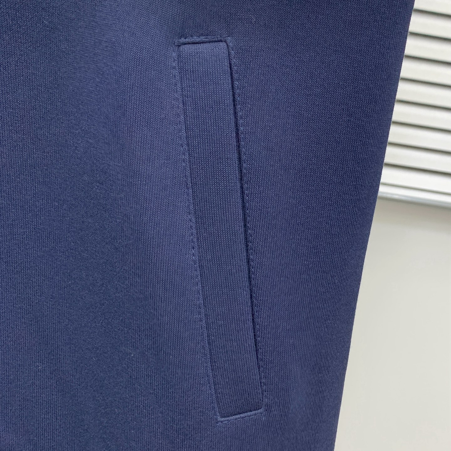 Loewe סט פנאי כחול נייבי יוקרתי עם לוגו רקום ופסים בצד 7 i1755786141415 1283 0 5