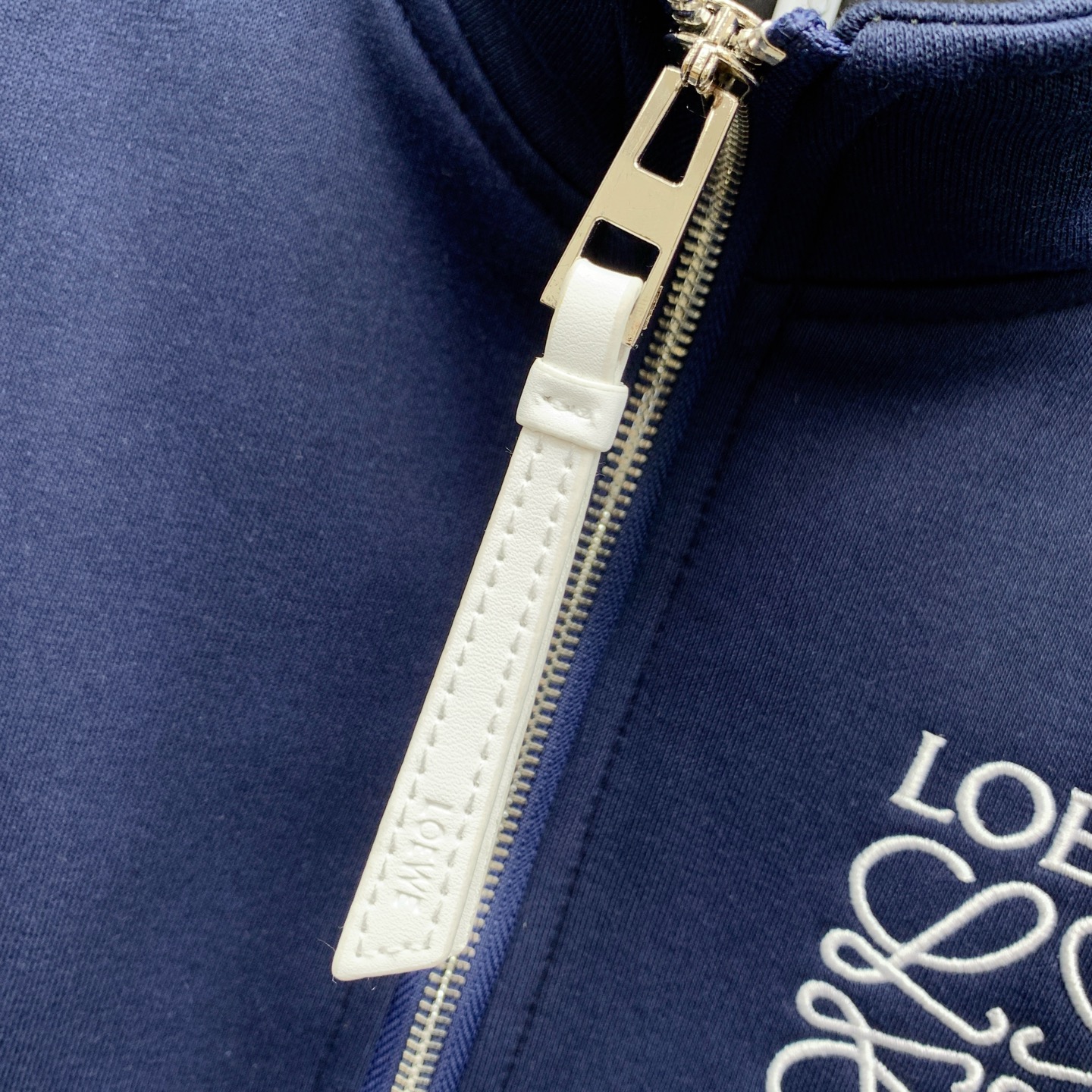 Loewe סט פנאי כחול נייבי יוקרתי עם לוגו רקום ופסים בצד 5 i1755786141432 1095 0 3